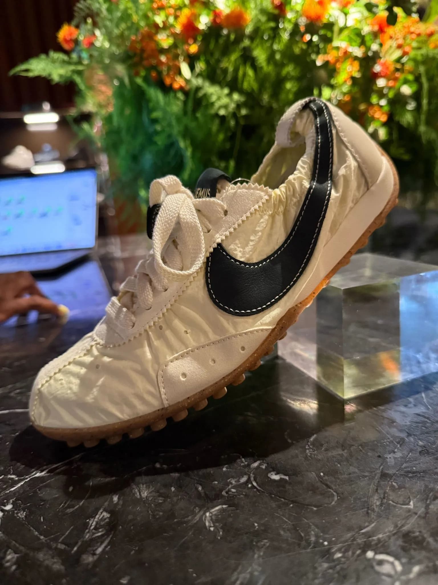 美術館に展示されるNikeのスニーカー
