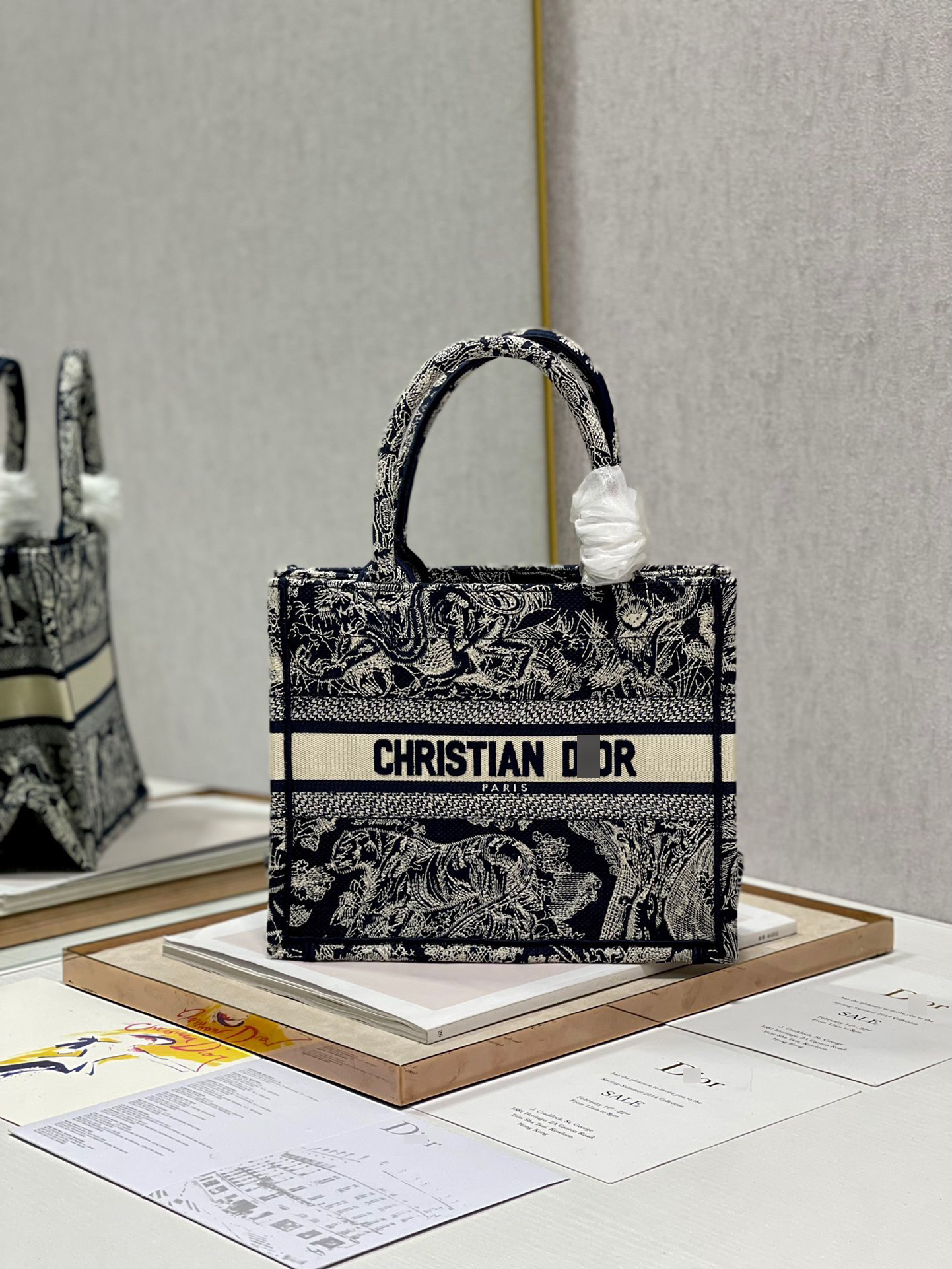 ディオールBOOK TOTE スモールバッグ  リバース トワル ドゥ ジュイ エンブロイダリー M1265ZRGO_M928 詳細画像 1