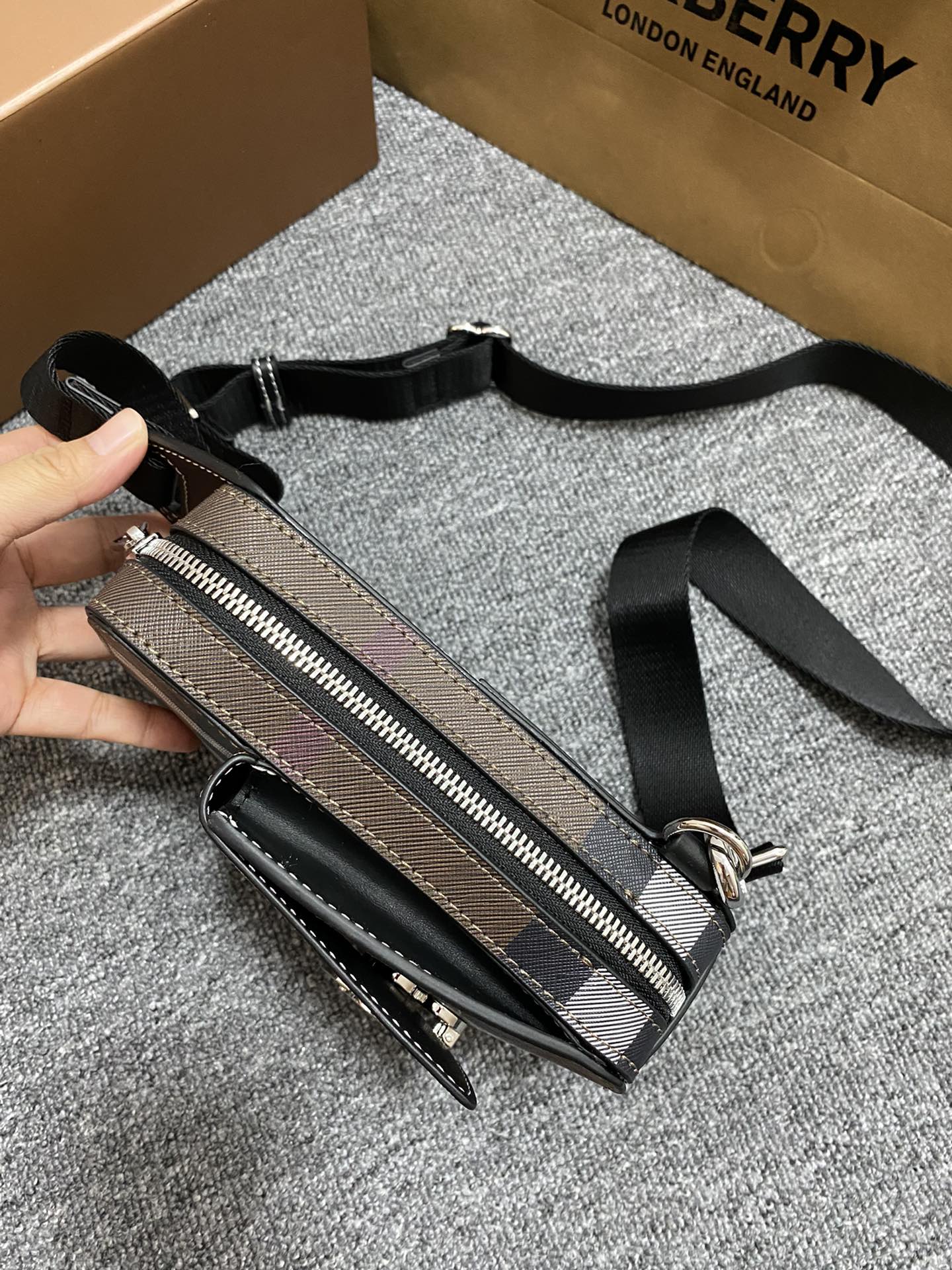 バーバリーモノグラムモチーフチェックレザークロスボディバッグ80509581カラー-ダークバーチブラウン 詳細画像 3