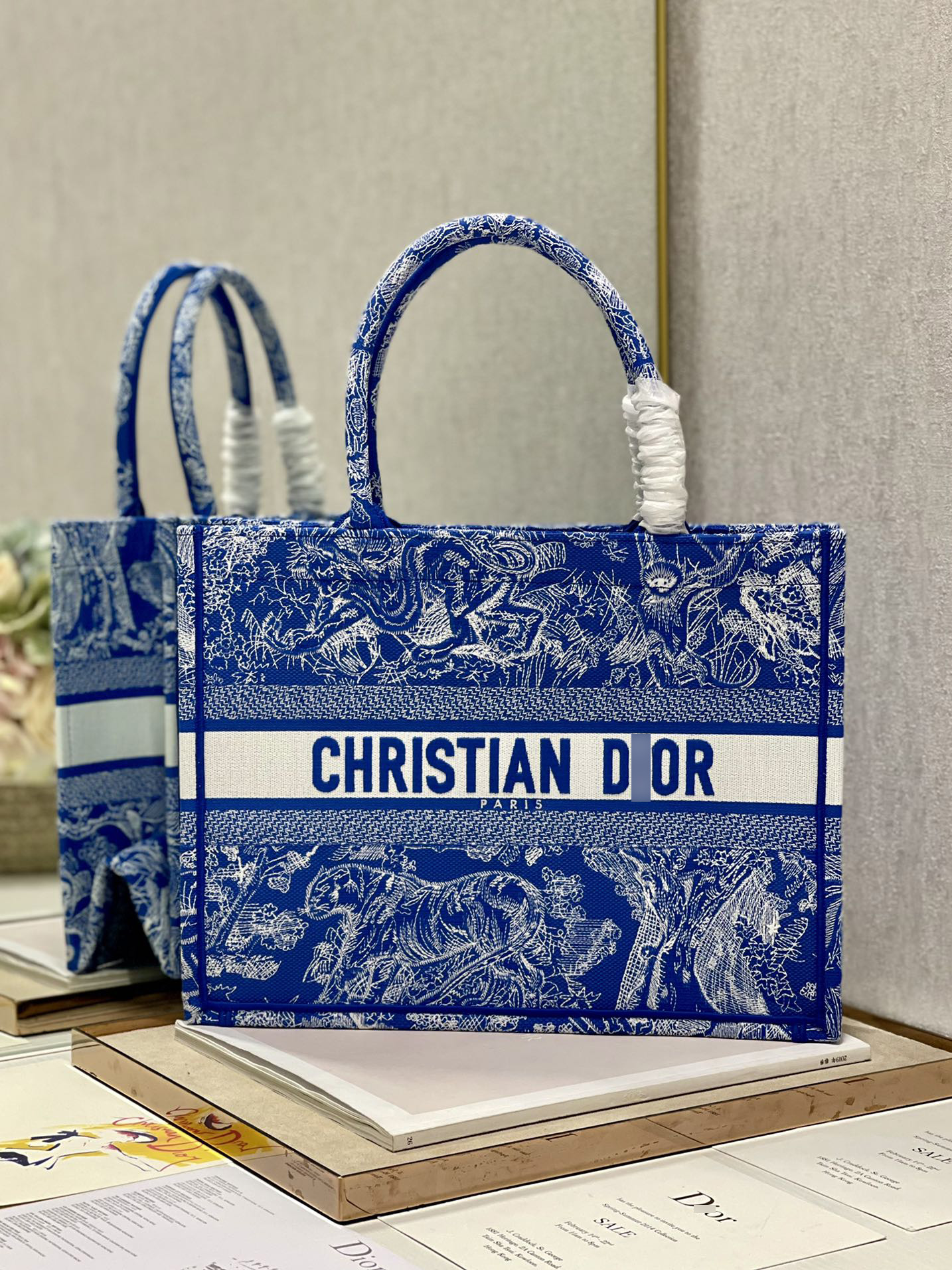 ディオールBOOK TOTE ミディアムバッグ リバース トワル ドゥ ジュイ エンブロイダリー M1296ZROC_M808 詳細画像 1