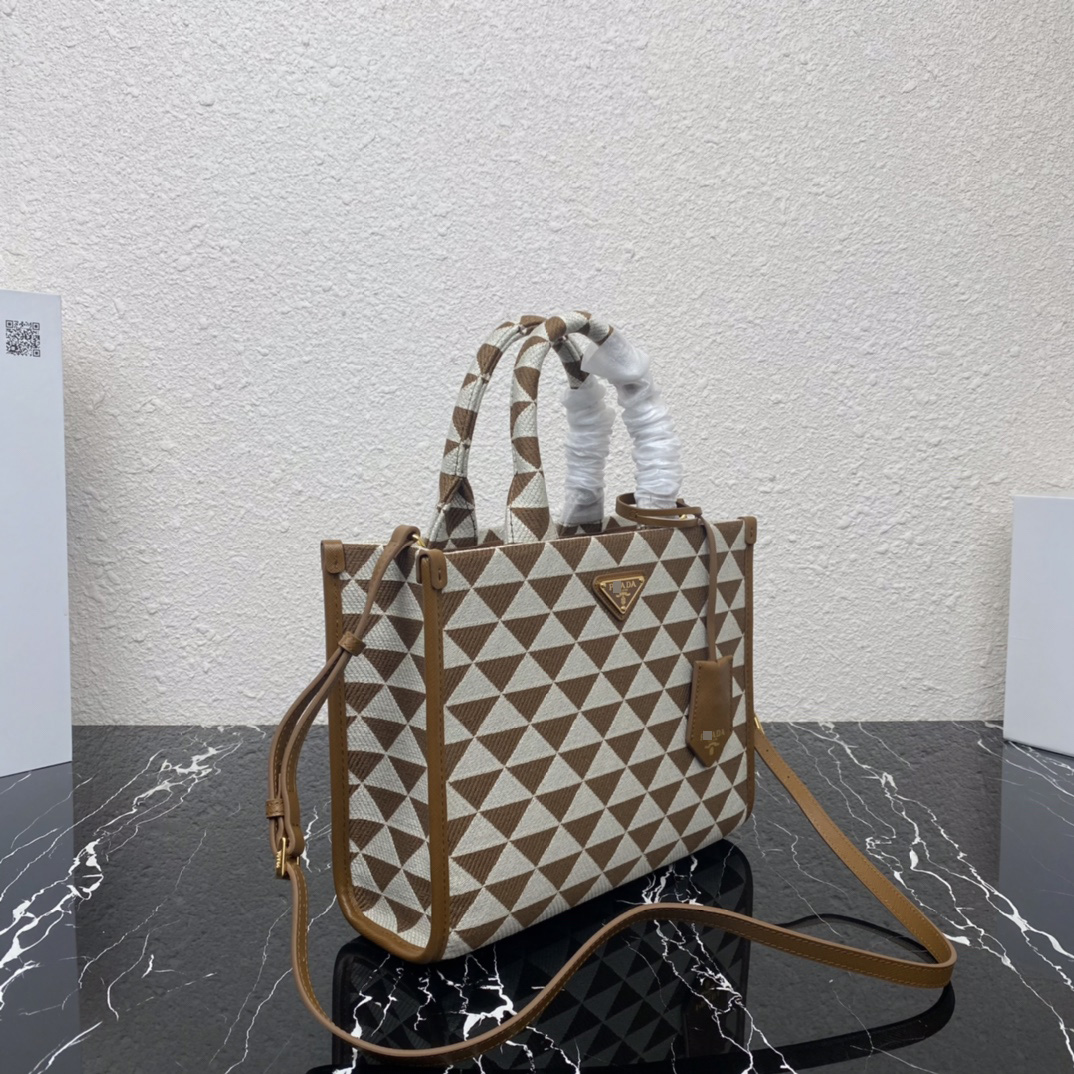 プラダコンパクトプラダシンボルジャカードファブリックハンドバッグ カラー：タバコ/チョークホワイト 1BA354 詳細画像 2