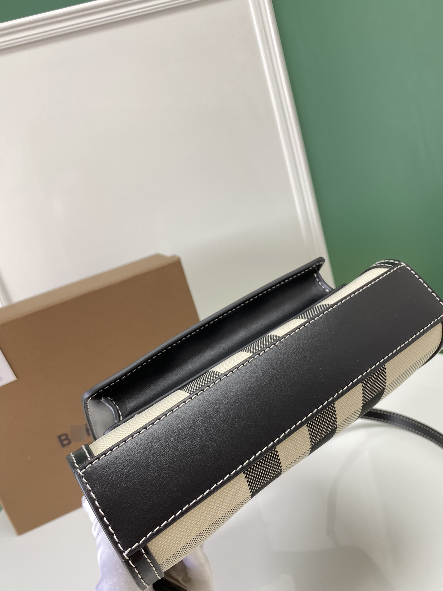 バーバリーミニチェックキャンバスレザーポケットバッグ カラー:バターベージュ/ブラック 80522871 詳細画像 3