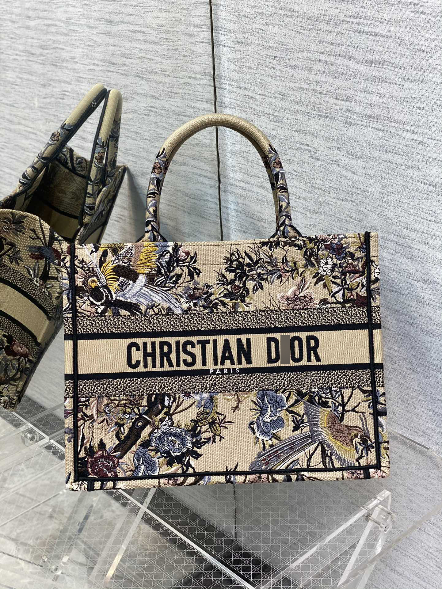 ディオールBOOK TOTE ミディアムバッグ Jardin d'Hiver エンブロイダリー M1296ZRWD_M918 詳細画像 1