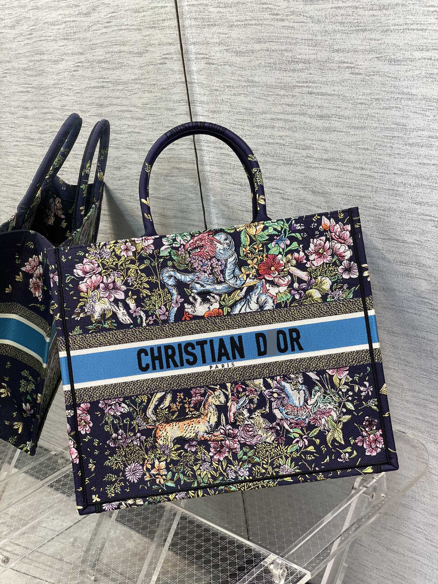ディオールBOOK TOTE ラージバッグ ブルーマルチカラーD-Constellation刺繍 M1286ZRUV_M928 詳細画像 1