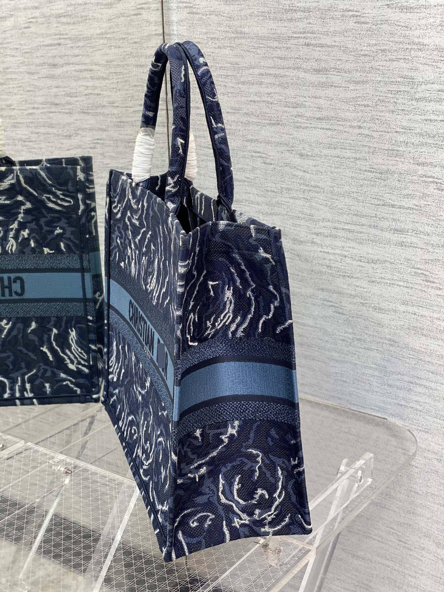 ディオールBOOK TOTE ラージバッグ ブルーローズ刺繍 M1286ZRVG_M928 詳細画像 2