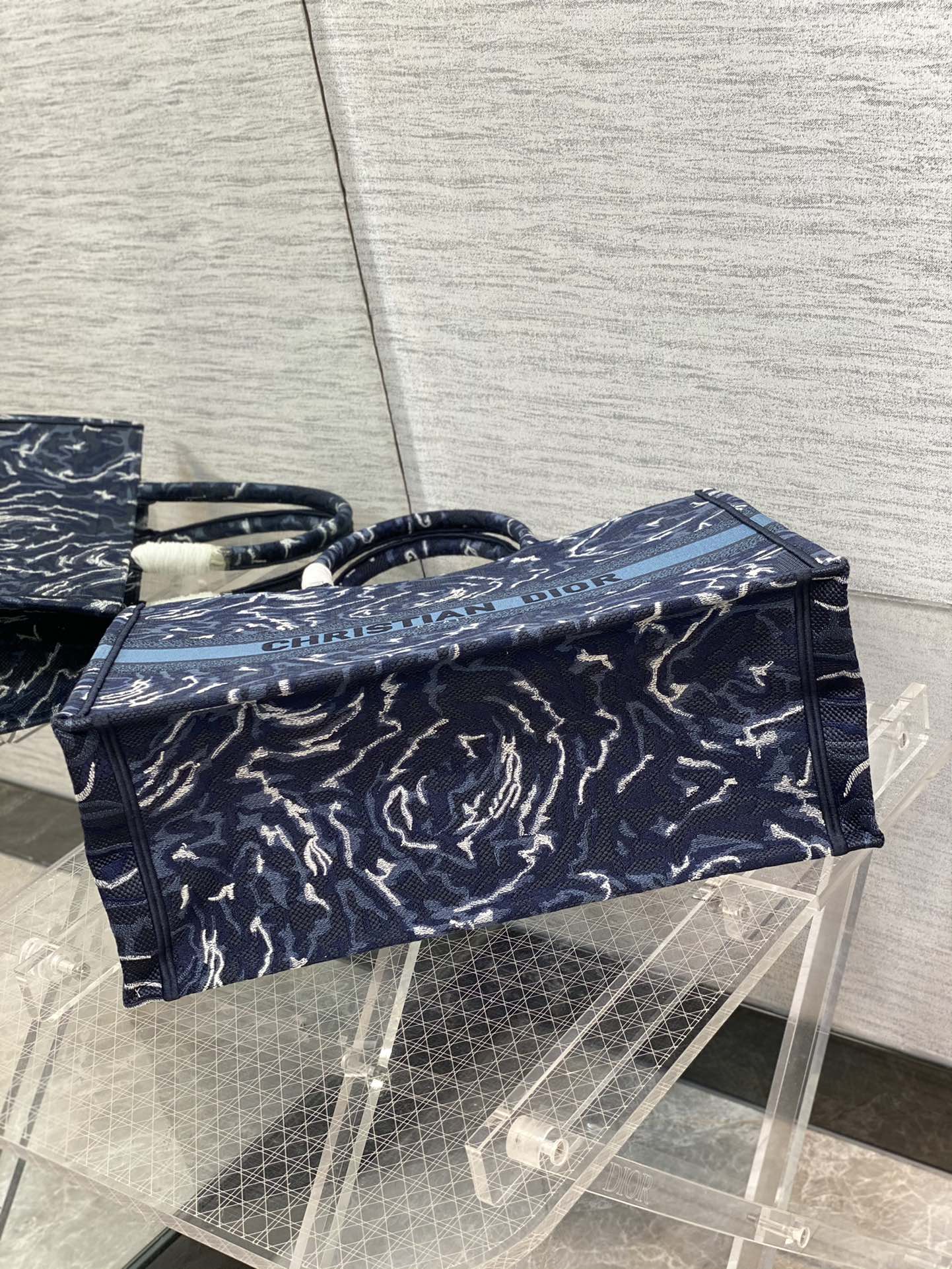 ディオールBOOK TOTE ラージバッグ ブルーローズ刺繍 M1286ZRVG_M928 詳細画像 3