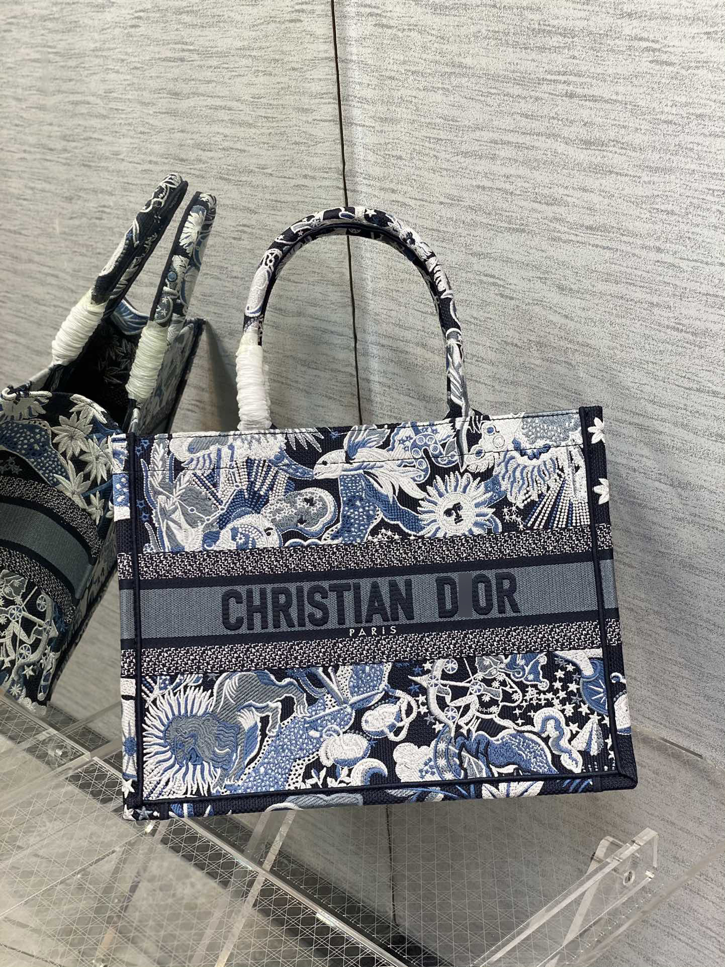 ディオールBOOK TOTE ミディアムバッグ ブルーマルチカラー Zodiac Fantastico刺繍 M1296ZRZA_M928 詳細画像 1