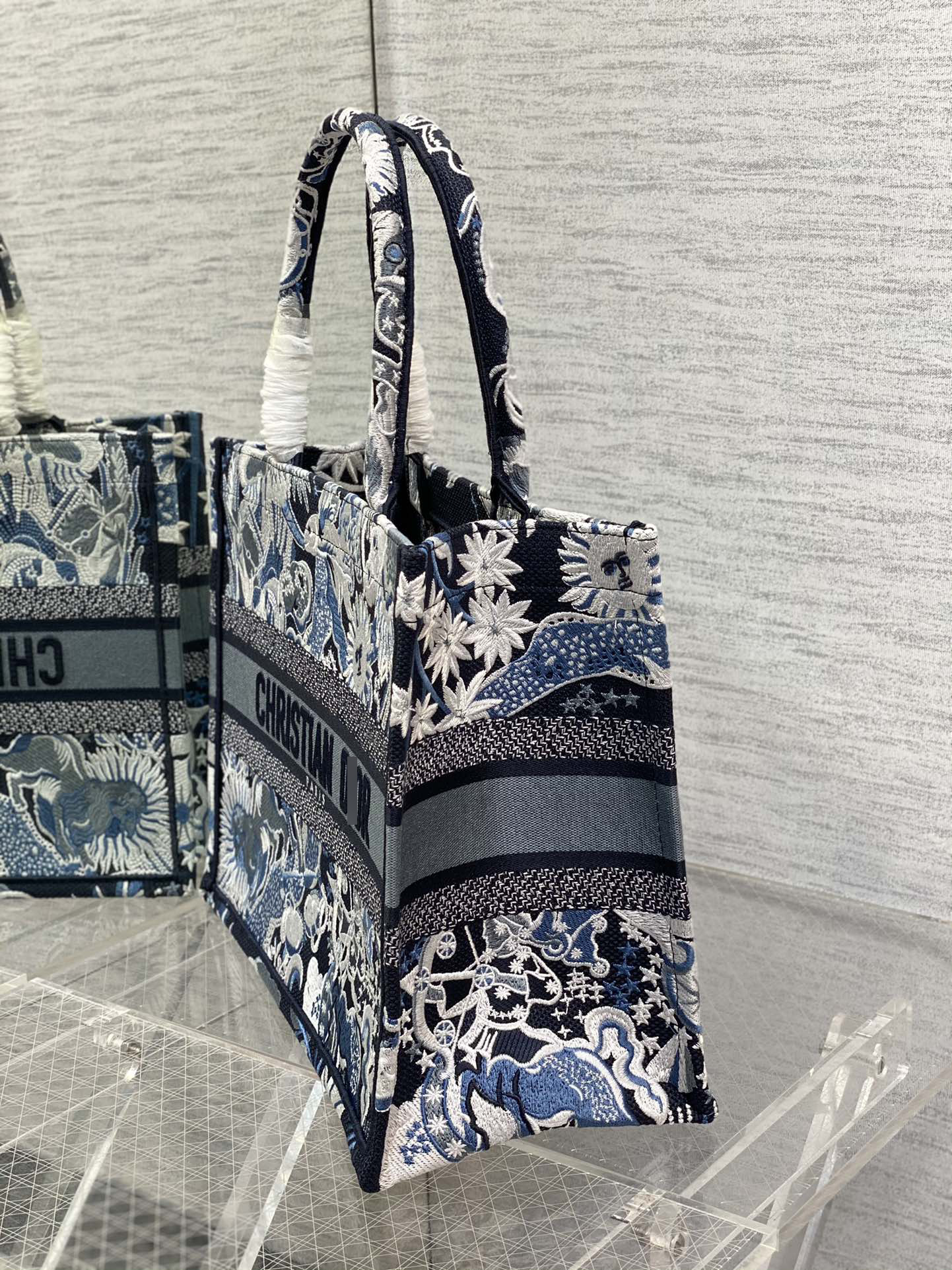 ディオールBOOK TOTE ミディアムバッグ ブルーマルチカラー Zodiac Fantastico刺繍 M1296ZRZA_M928 詳細画像 2