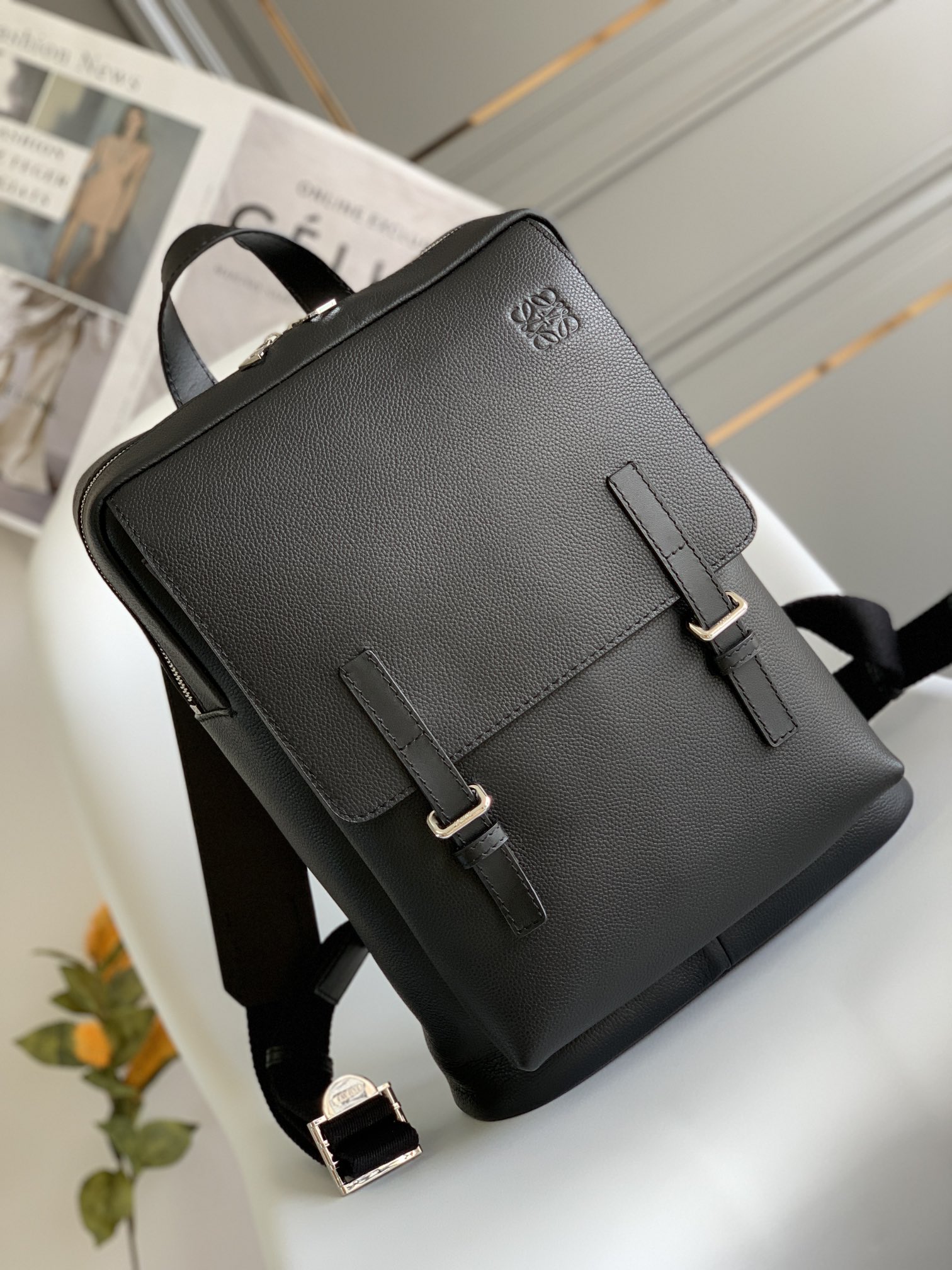 ロエベソフト グレイン カーフスキン製ミリタリー バックパック 色: 黒 B553J18X03 詳細画像 1