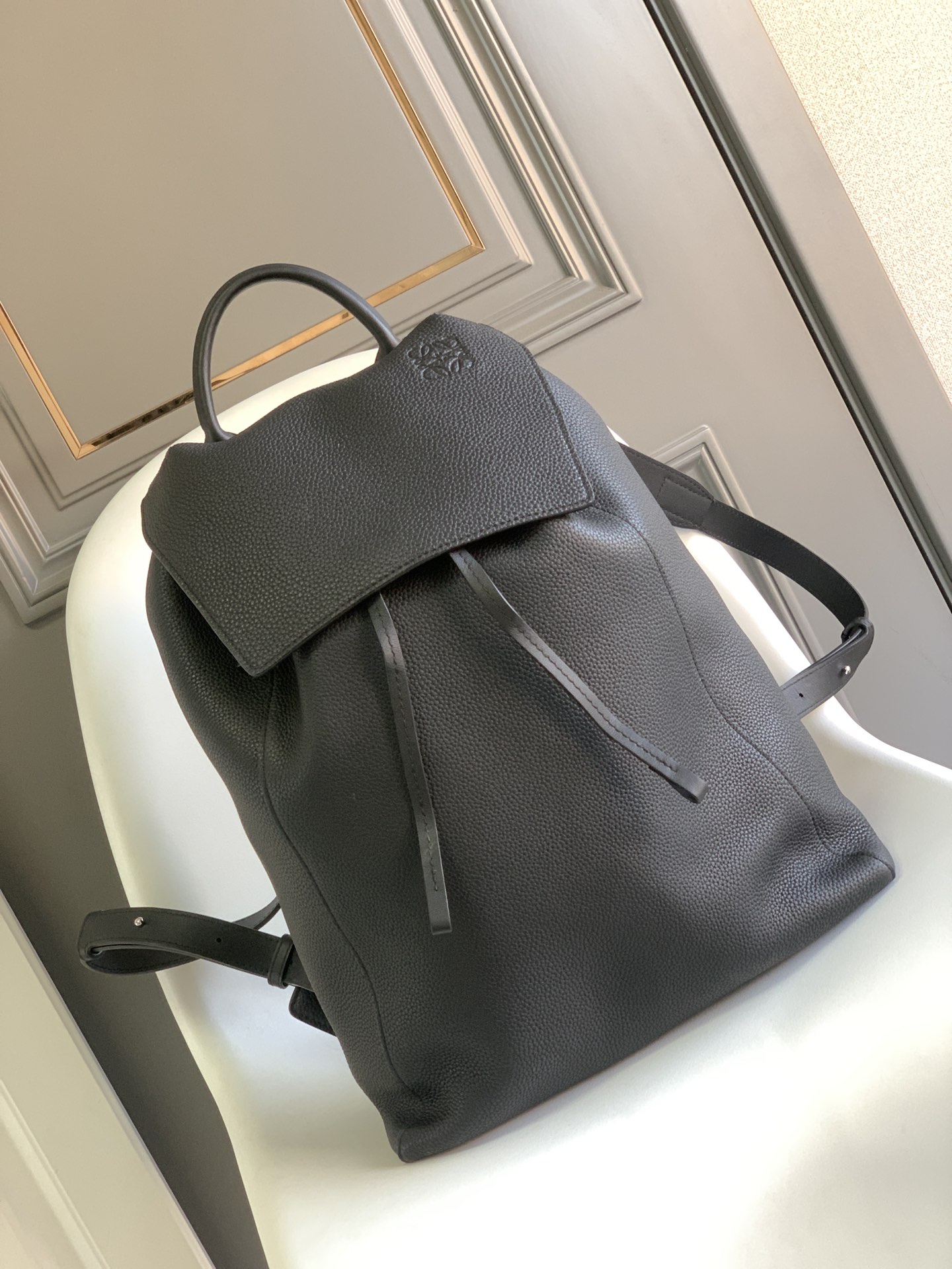 ロエベグレイン カーフスキンのドローストリング バックパック 色: 黒 B871J17X01 詳細画像 1