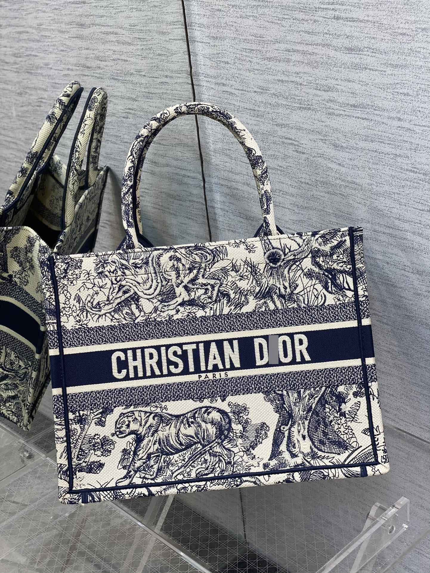 ディオールBOOK TOTE ミディアムバッグ トワル ドゥ ジュイ エンブロイダリー M1296ZTDT_M808 詳細画像 1