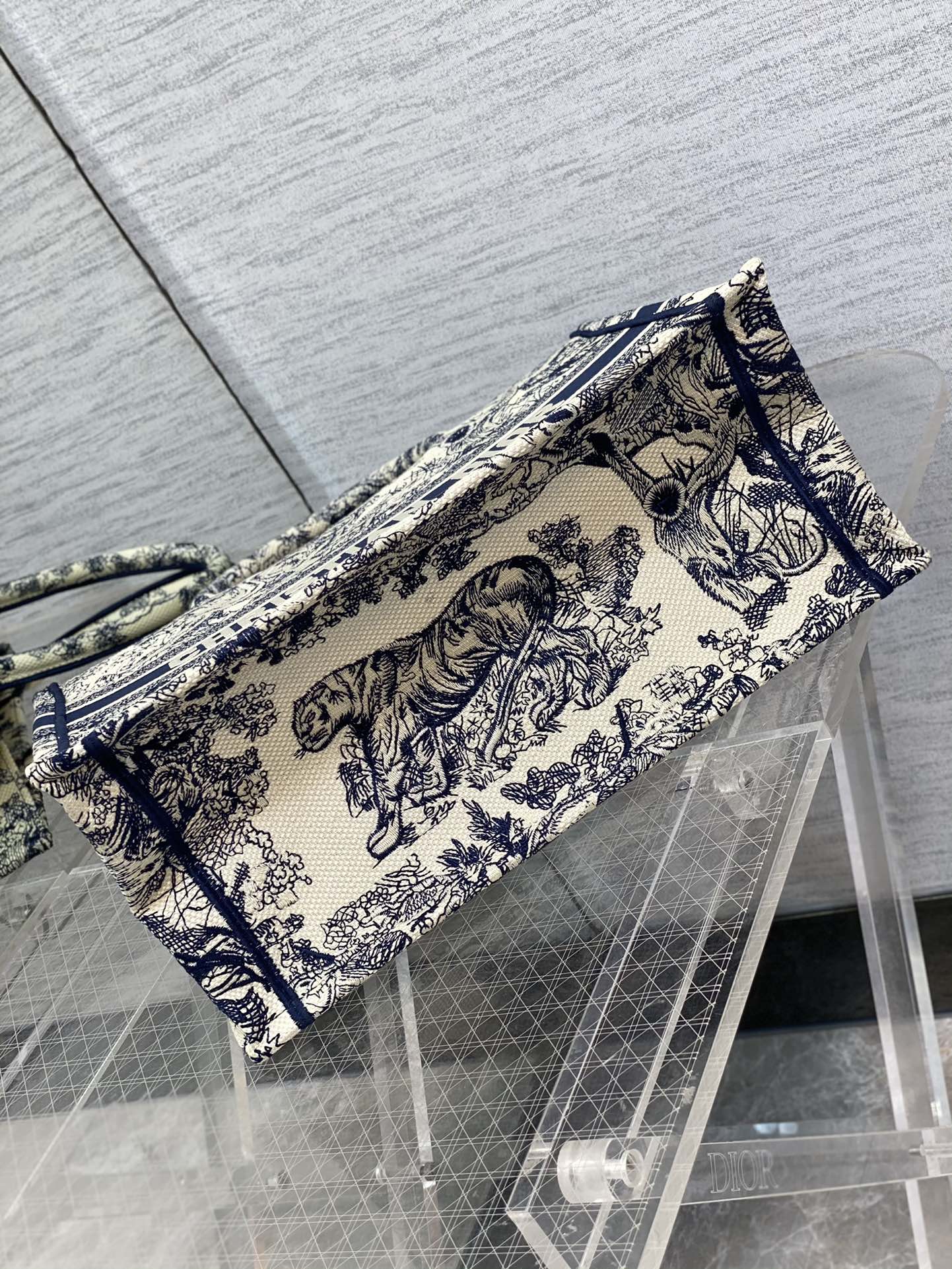 ディオールBOOK TOTE ミディアムバッグ トワル ドゥ ジュイ エンブロイダリー M1296ZTDT_M808 詳細画像 3