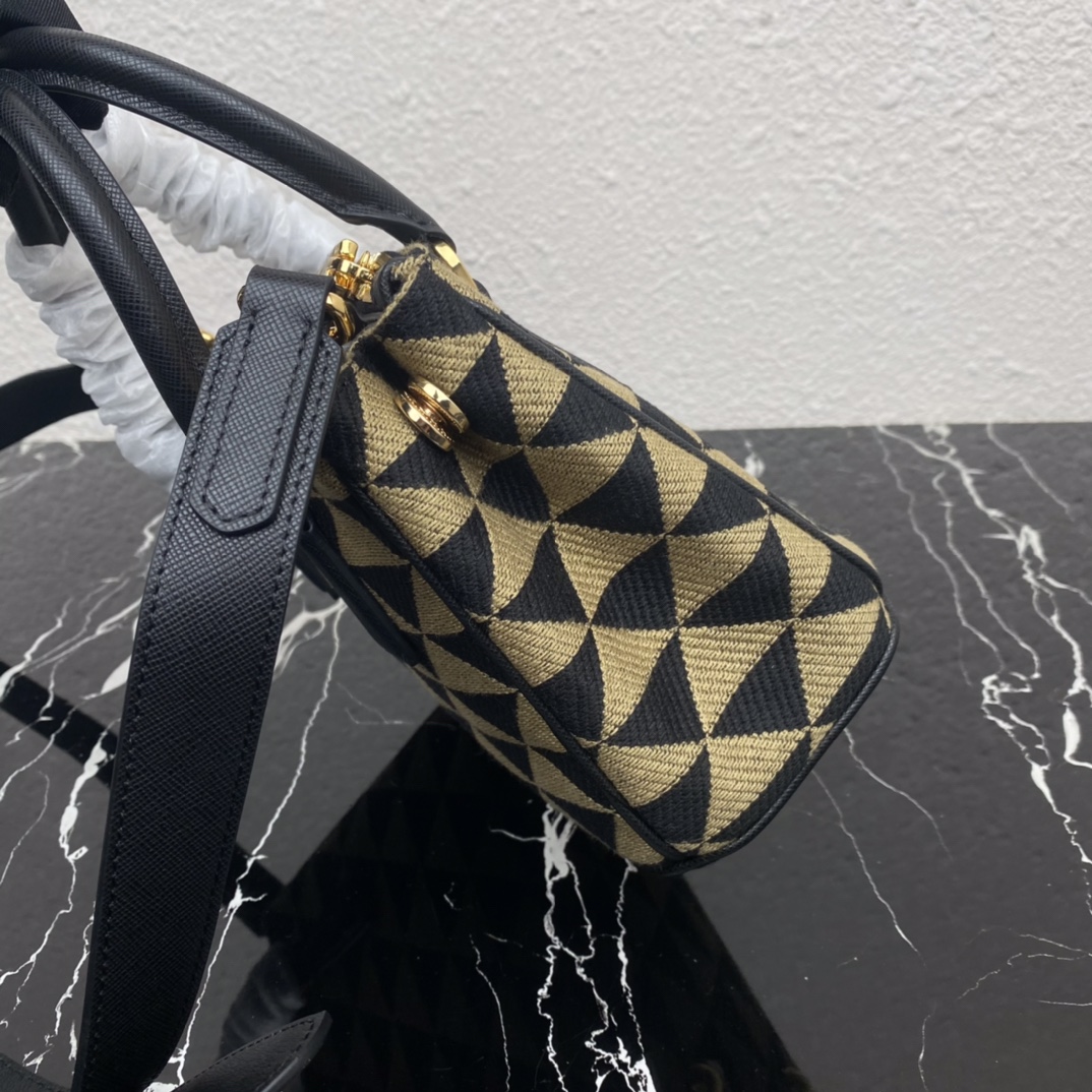 プラダMinibolso Prada Galleria de jacquard bordado カラー:ブラック/ベージュ 1BA906 詳細画像 3