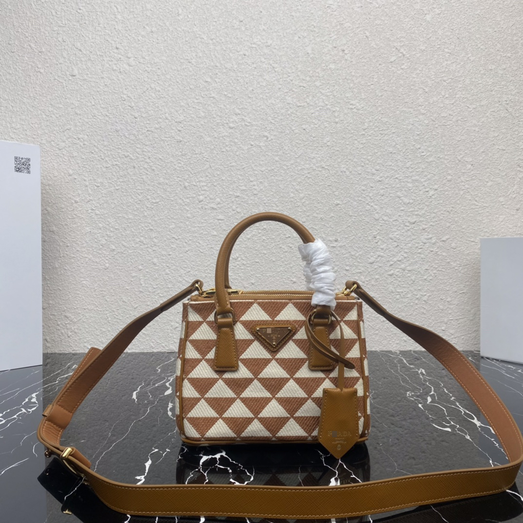 プラダMinibolso Prada Galleria de jacquard bordado カラー：タバコ/チョークホワイト 1BA906 詳細画像 1