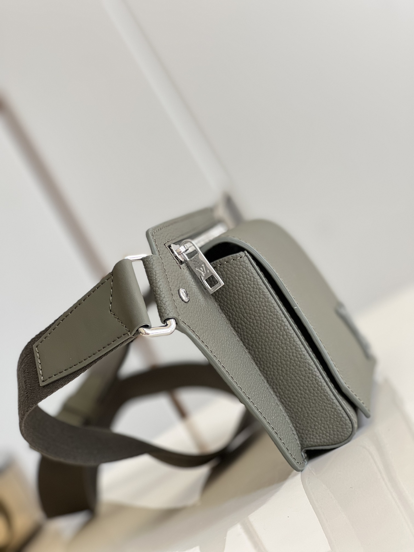 ルイヴィトンテイクオフ・スリング カラー:カーキ M21364 詳細画像 2