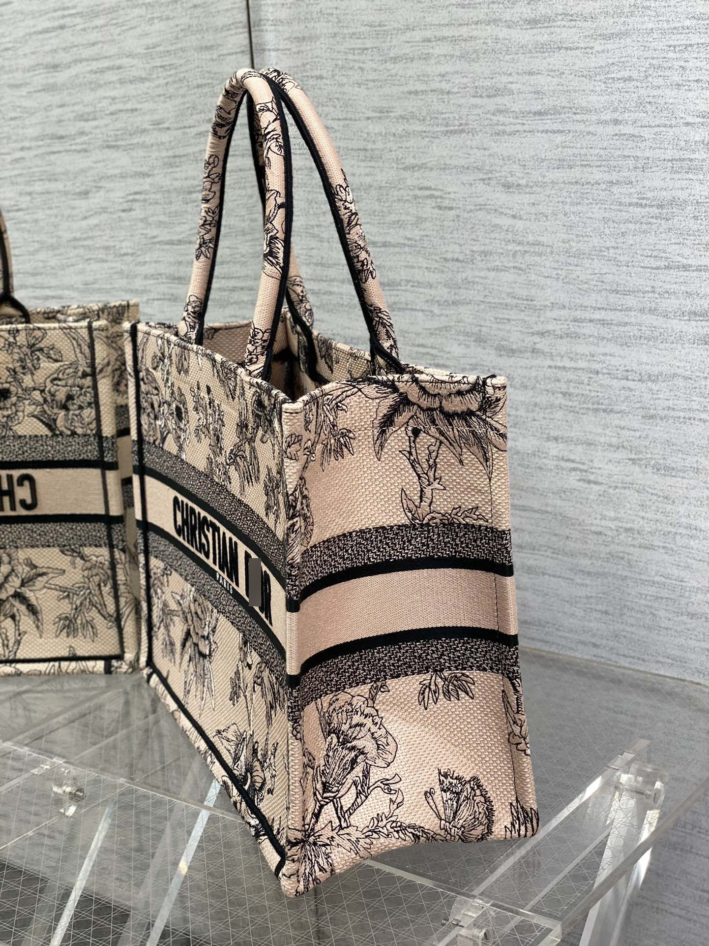 ディオールBOOK TOTE ミディアムバッグ パウダーピンク  Jardin Botanique 刺繍 M1296ZRYZ_M973 詳細画像 2