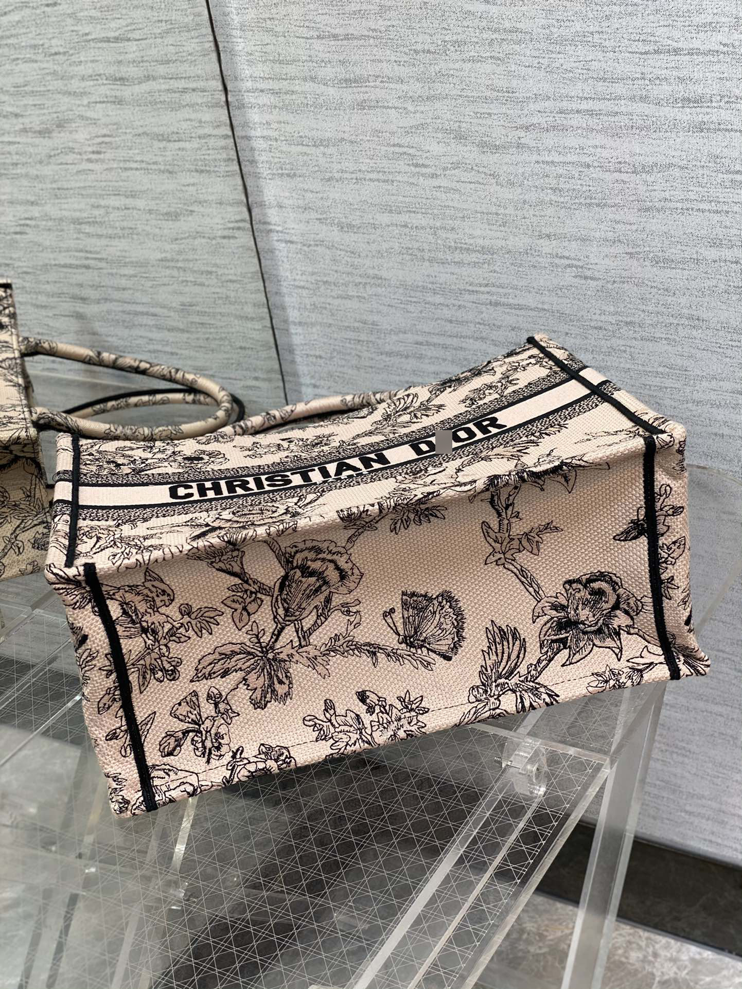 ディオールBOOK TOTE ミディアムバッグ パウダーピンク Jardin Botanique 刺繍 M1296ZRYZ_M973 詳細画像 3