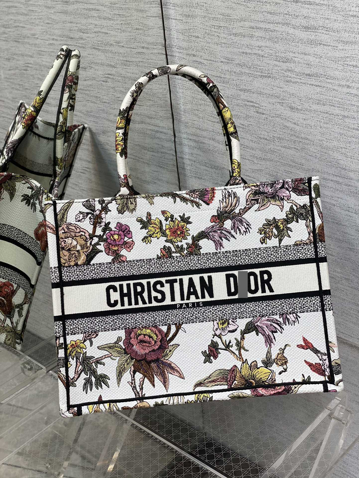ディオールBOOK TOTE ミディアムバッグ Jardin Botanique エンブロイダリー  M1296ZRZB_M884 詳細画像 1