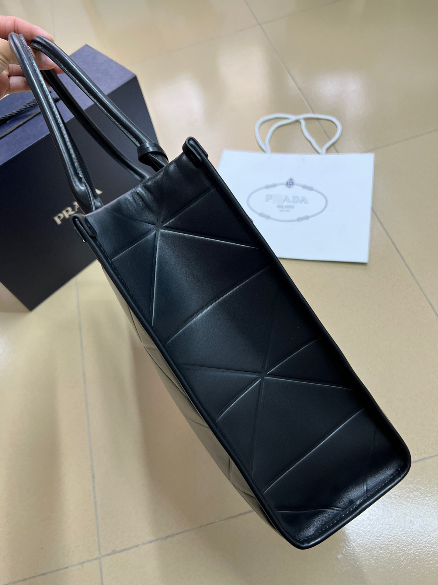 プラダ大型レザーハンドバッグ カラー:ブラック 1BA377_ASK_F0002_V_OCO 詳細画像 2