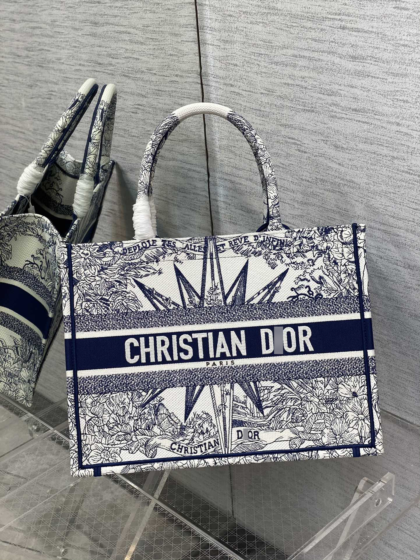 ディオールBOOK TOTE ミディアムバッグ Rêve d'Infini エンブロイダリー M1296ZRVX_M933 詳細画像 1