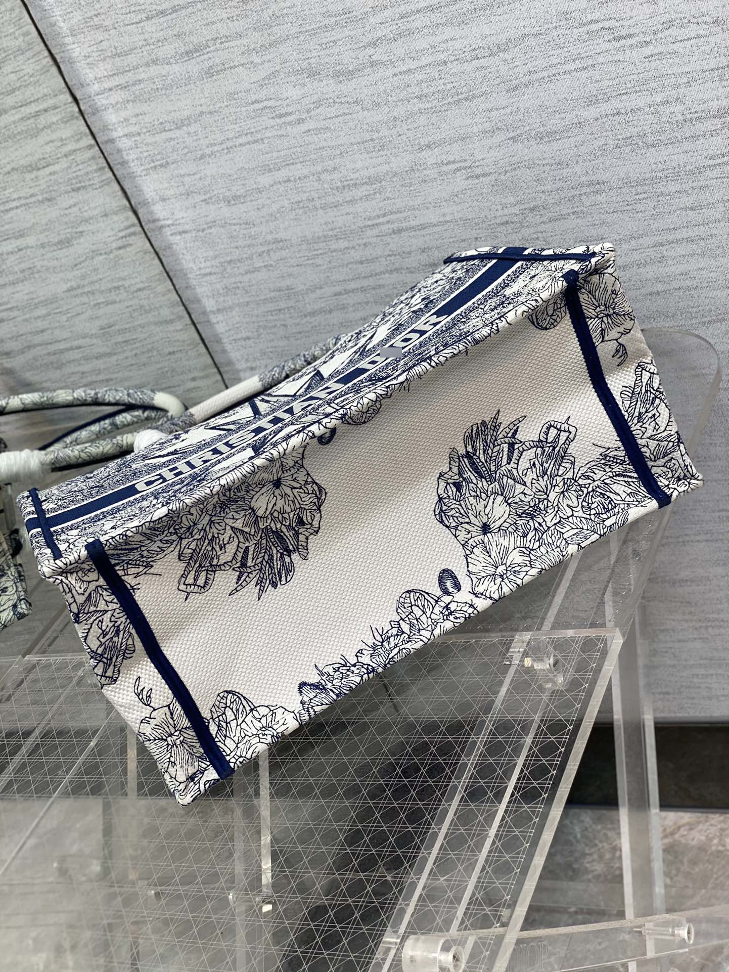 ディオールBOOK TOTE ミディアムバッグ Rêve d'Infini エンブロイダリー M1296ZRVX_M933 詳細画像 3