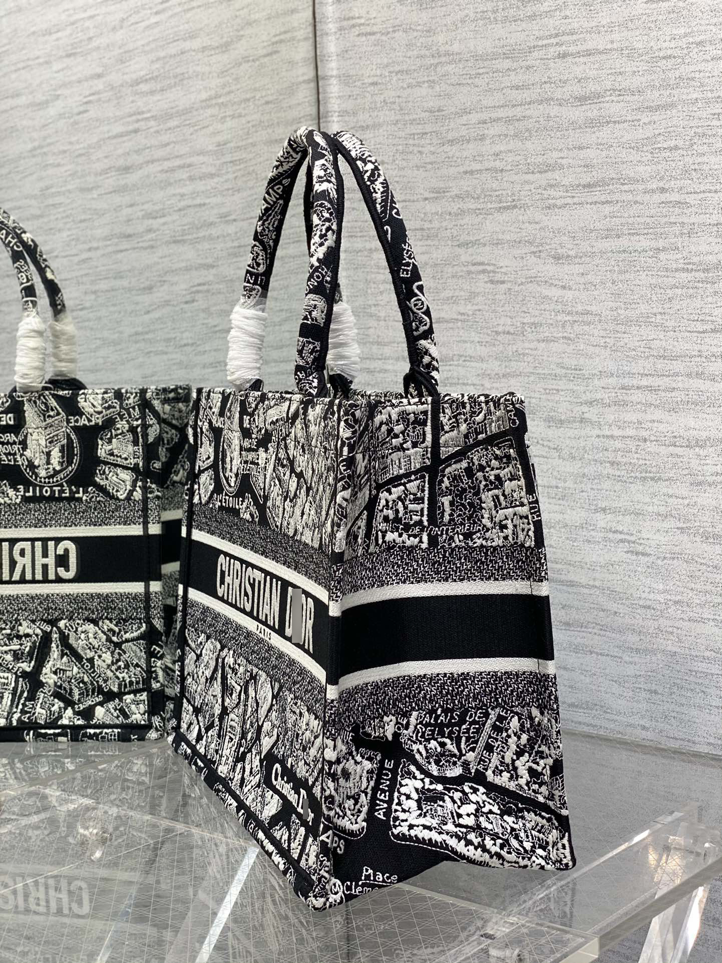 ディオールBOOK TOTE ミディアムバッグ ブラック&ホワイト Plan de Paris 刺繍 M1296ZOMP_M993 詳細画像 2