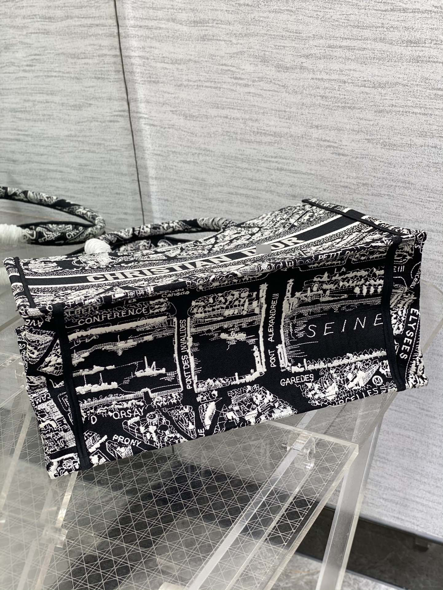 ディオールBOOK TOTE ミディアムバッグ ブラック&ホワイト Plan de Paris 刺繍 M1296ZOMP_M993 詳細画像 3