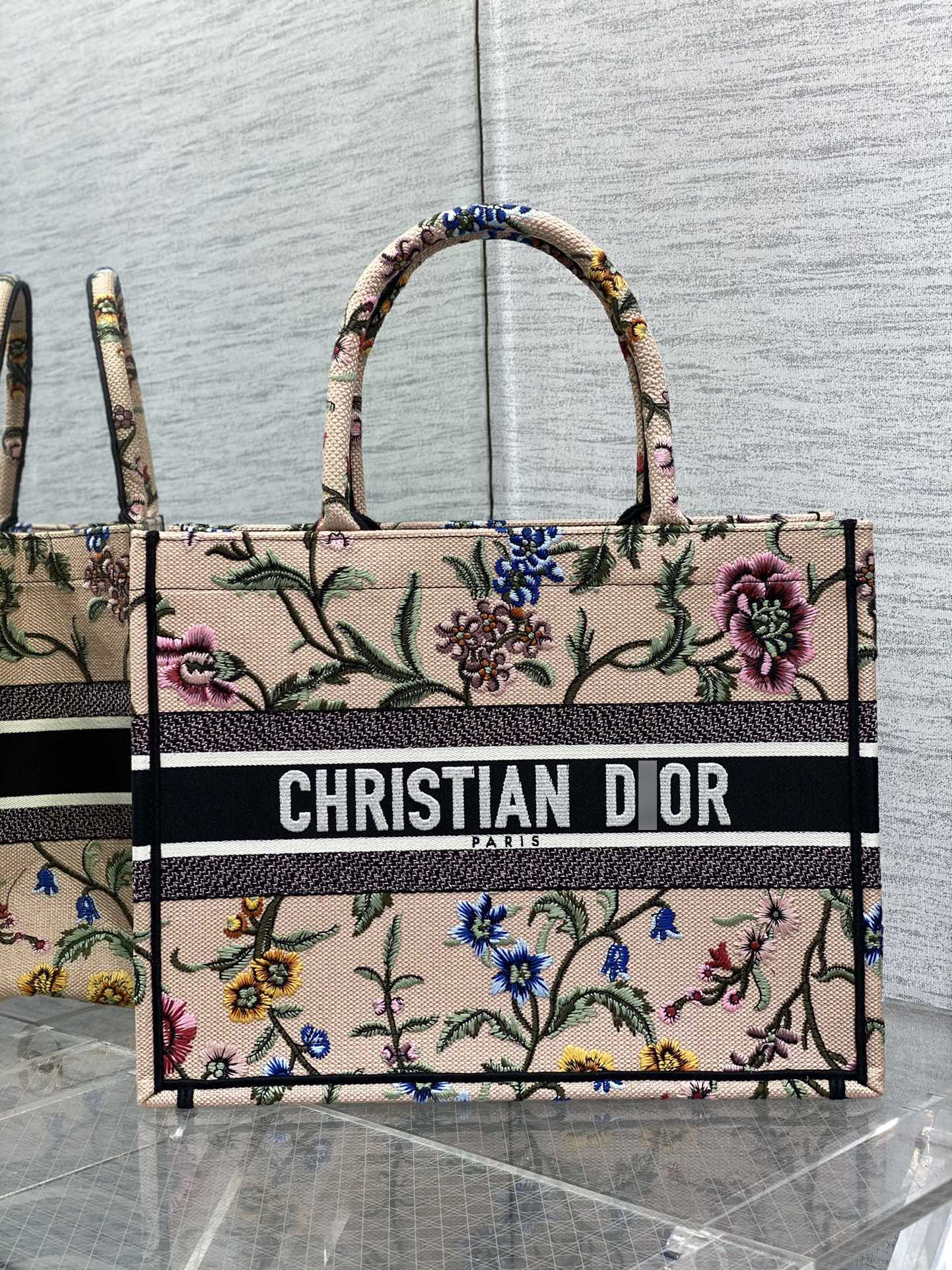 【オンライン限定】ディオールBOOK TOTE ミディアムバッグ Petites Fleurs エンブロイダリー M1296ZEAU_M912 詳細画像 1