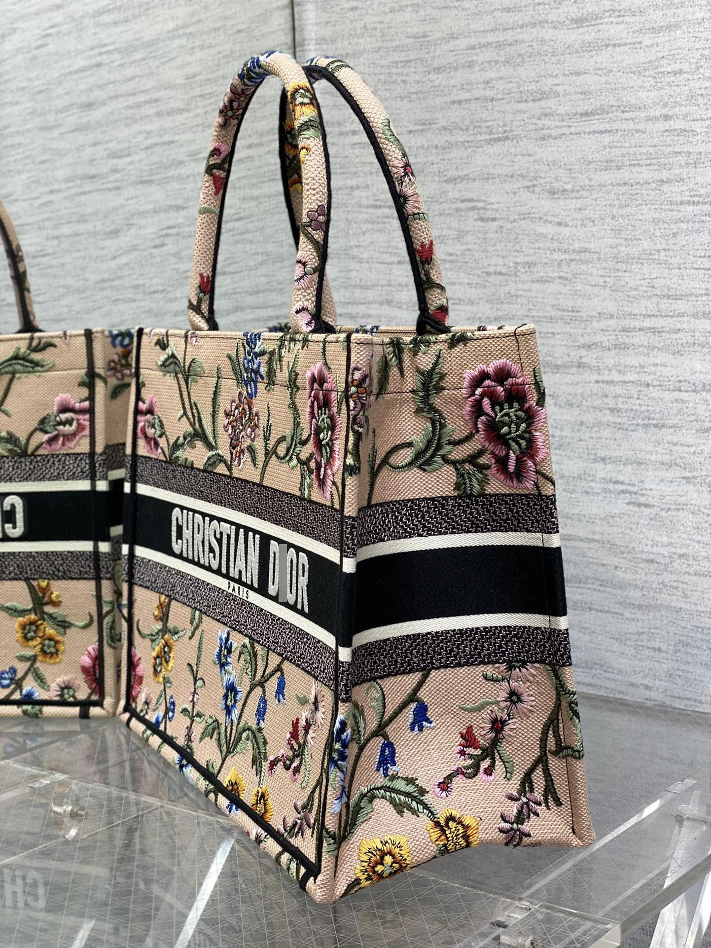 【オンライン限定】ディオールBOOK TOTE ミディアムバッグ Petites Fleurs エンブロイダリー M1296ZEAU_M912 詳細画像 2