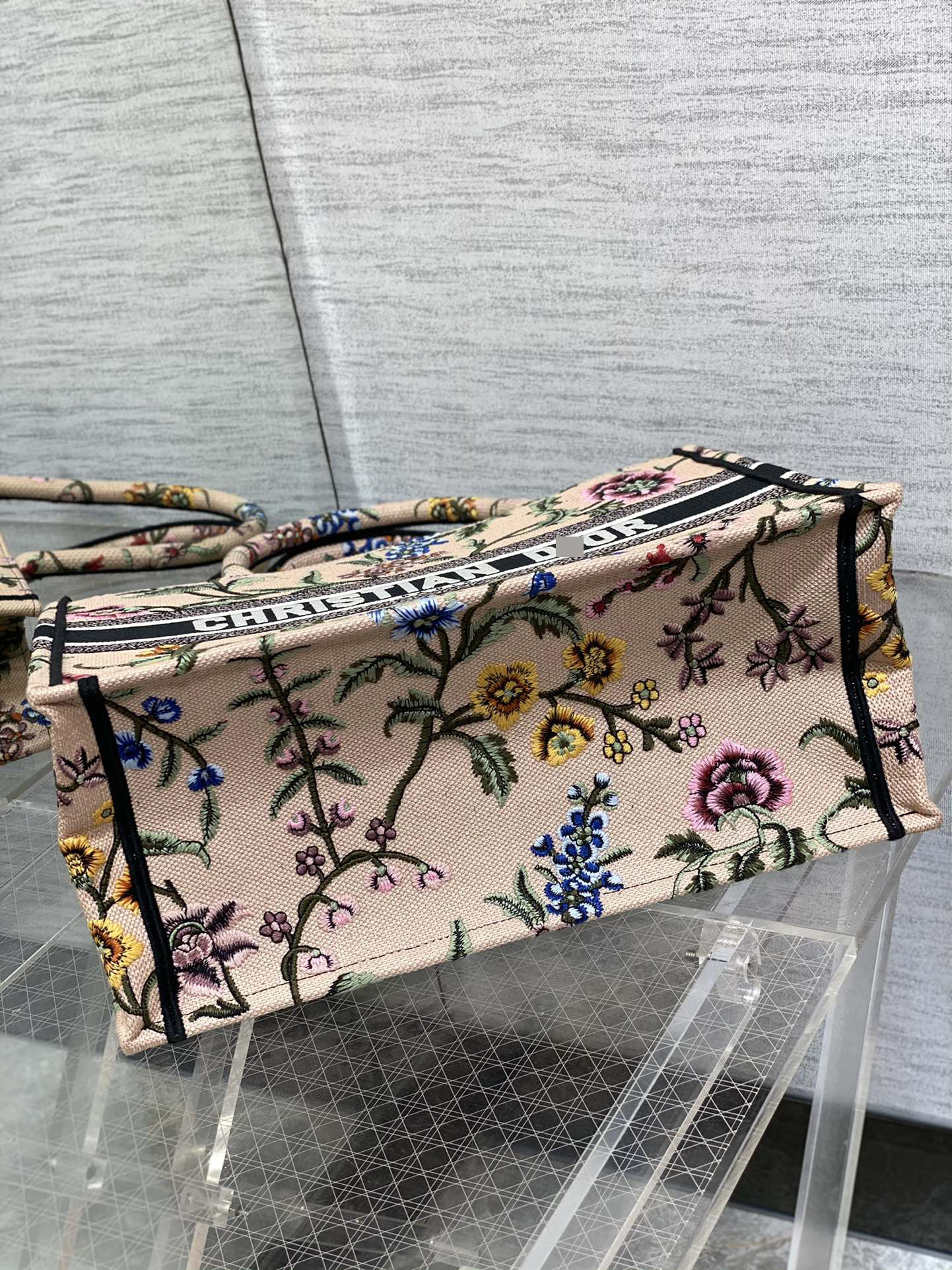 【オンライン限定】ディオールBOOK TOTE ミディアムバッグ Petites Fleurs エンブロイダリー M1296ZEAU_M912 詳細画像 3
