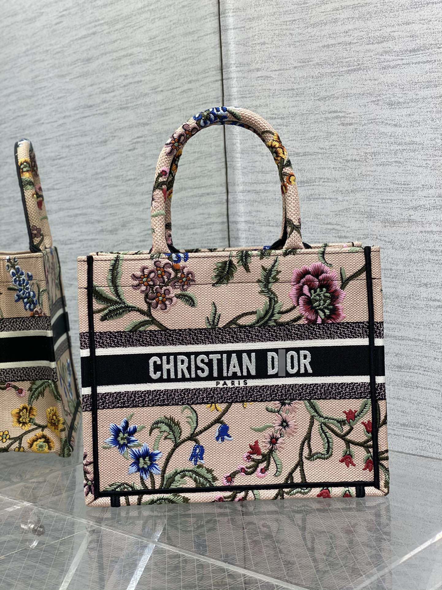 ディオールBOOK TOTE スモールバッグ ピンクマルチカラー Petites Fleurs刺繍 M1265ZEAU_M912 詳細画像 1