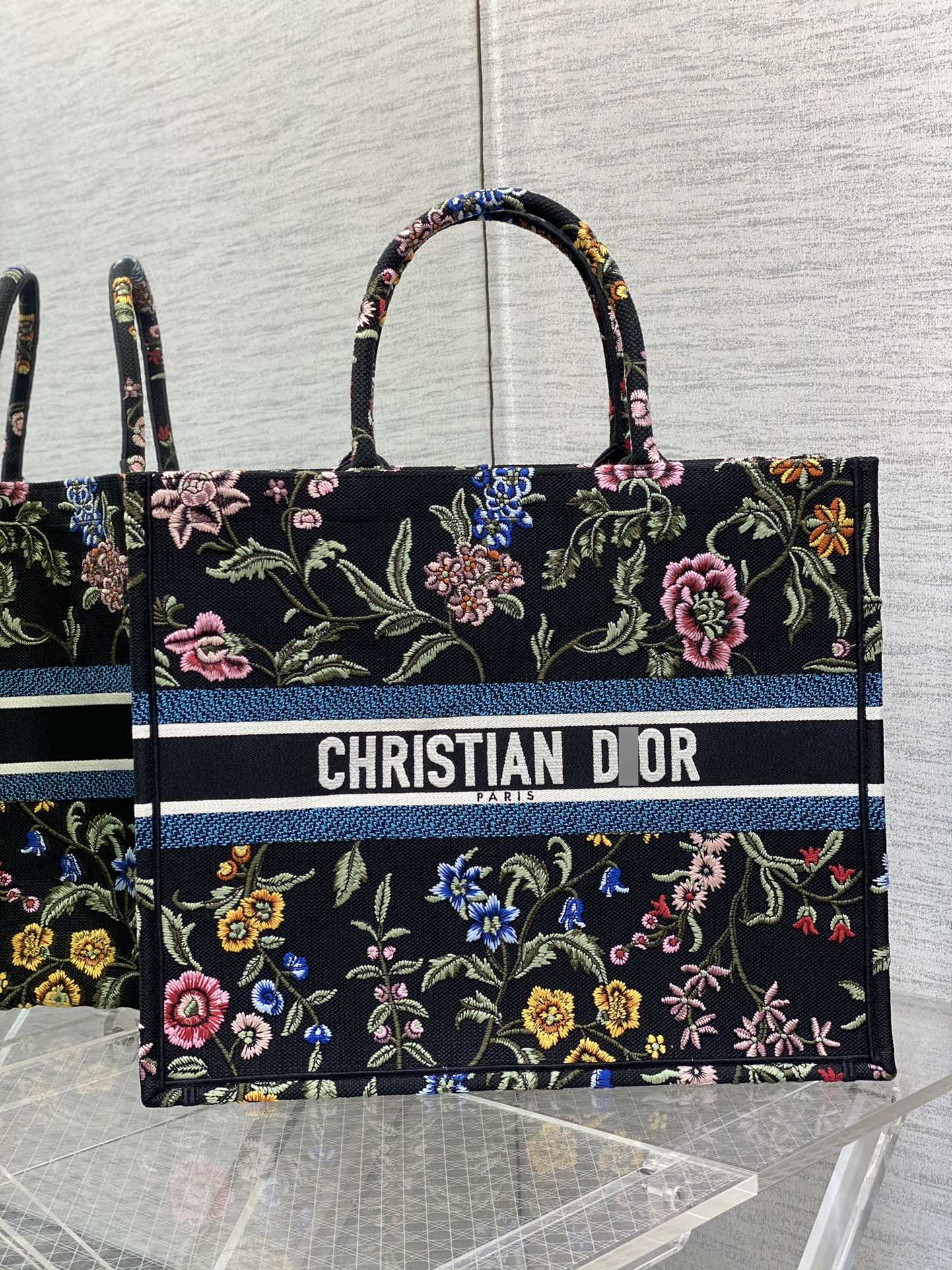 ディオールBOOK TOTE ラージバッグ ブラックマルチカラー Petites Fleurs刺繍 M1286ZEAU_M911 詳細画像 1