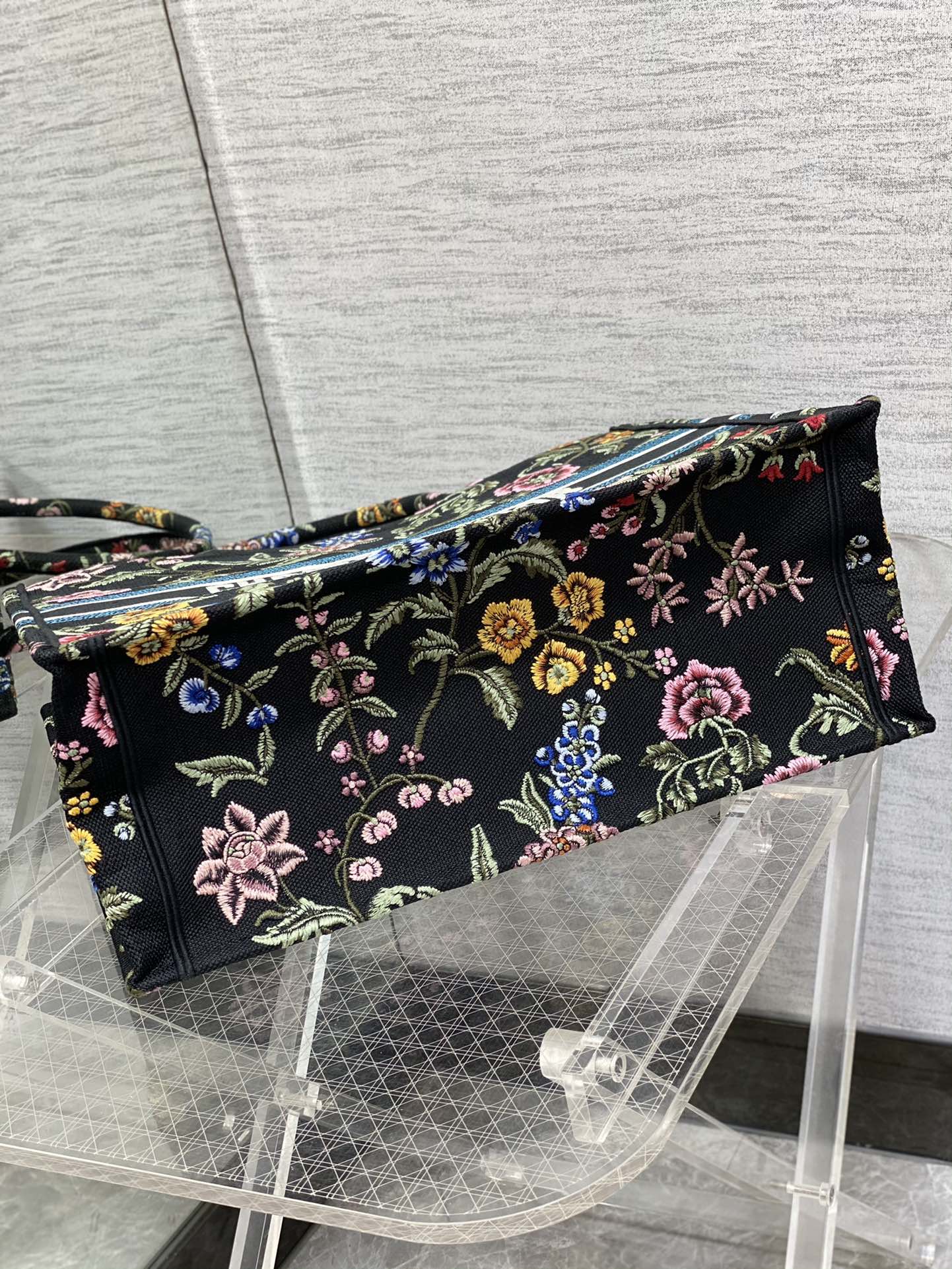 ディオールBOOK TOTE ラージバッグ ブラックマルチカラー Petites Fleurs刺繍 M1286ZEAU_M911 詳細画像 3