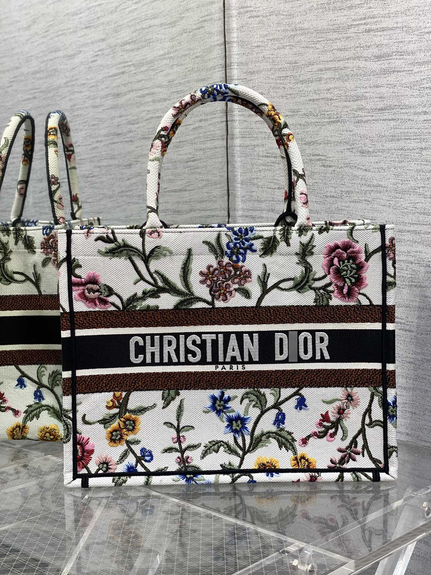 ディオールBOOK TOTE ミディアムバッグ ホワイトマルチカラー Petites Fleurs刺繍 M1296ZEAU_M933 詳細画像 1