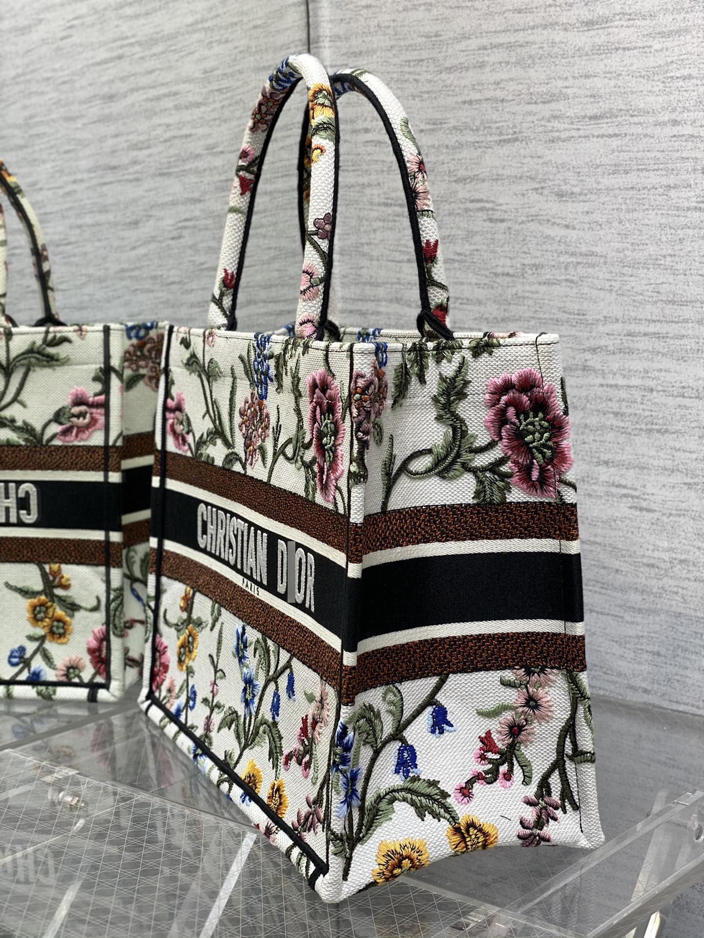 ディオールBOOK TOTE ミディアムバッグ ホワイトマルチカラー Petites Fleurs刺繍 M1296ZEAU_M933 詳細画像 2