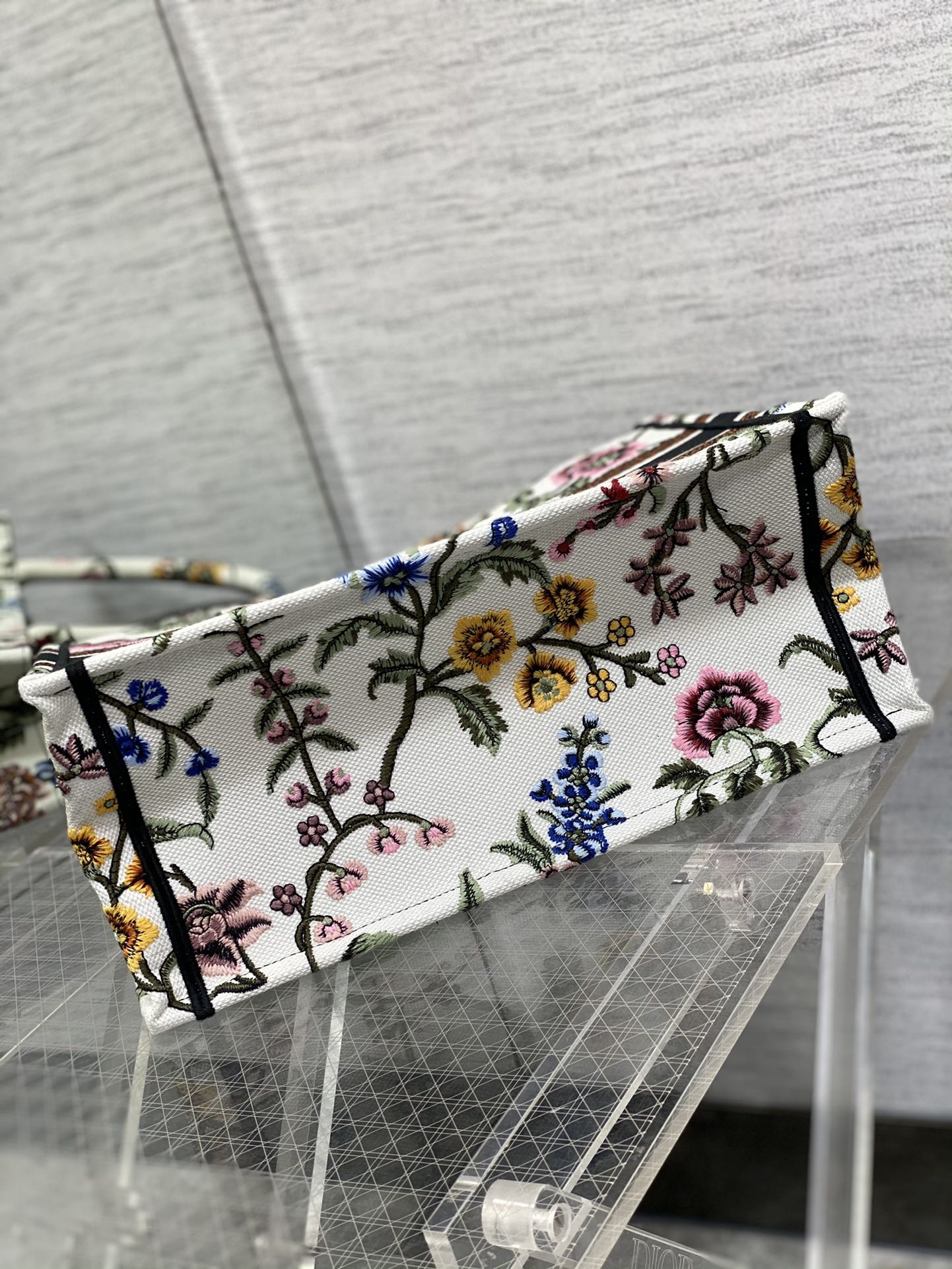 ディオールBOOK TOTE ミディアムバッグ ホワイトマルチカラー Petites Fleurs刺繍 M1296ZEAU_M933 詳細画像 3