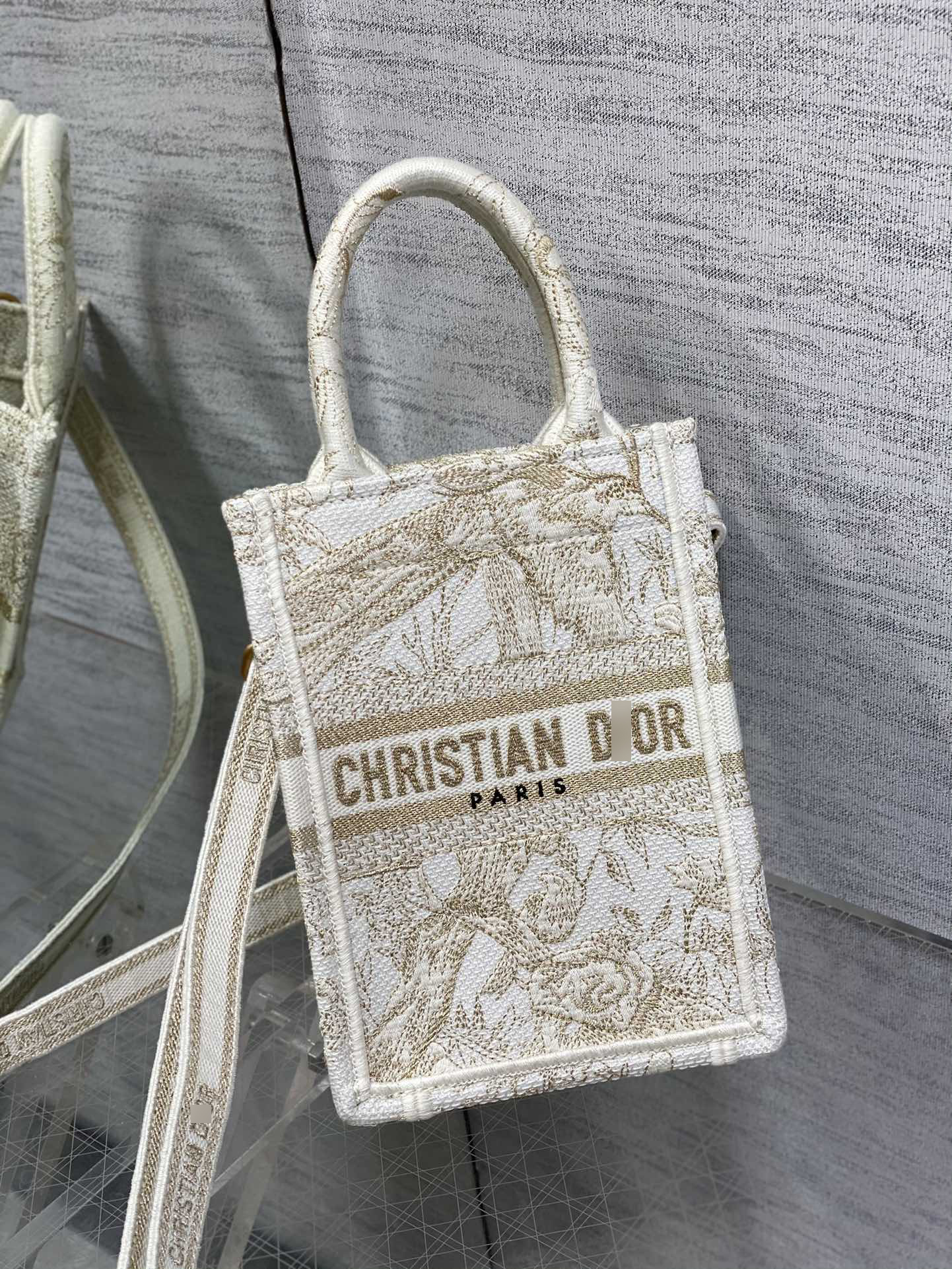 ディオールBOOK TOTE ミニ携帯電話バッグ ゴールドトーンメタリックスレッド Jardin d'Hiver 刺繍 S5555CRZF_M981 詳細画像 1