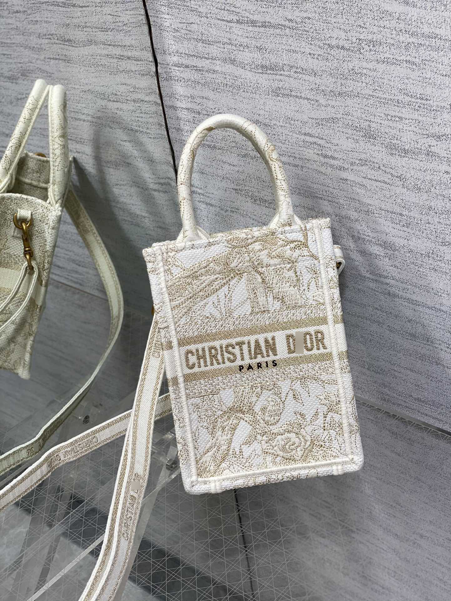 ディオールBOOK TOTE ミニ携帯電話バッグ ゴールドトーンメタリックスレッド Jardin d'Hiver 刺繍 S5555CRZF_M981 詳細画像 2