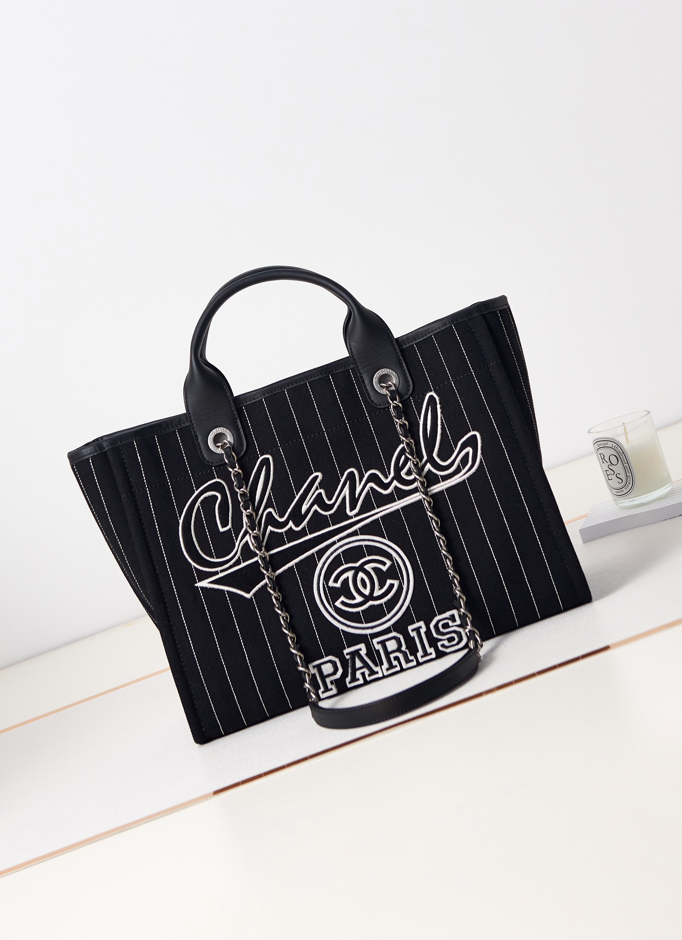 シャネルラージショッピングバッグ Cotton, Calfskin & Silver-Tone Metal ブラック、ホワイト A66941 B10404 NN102 詳細画像 1