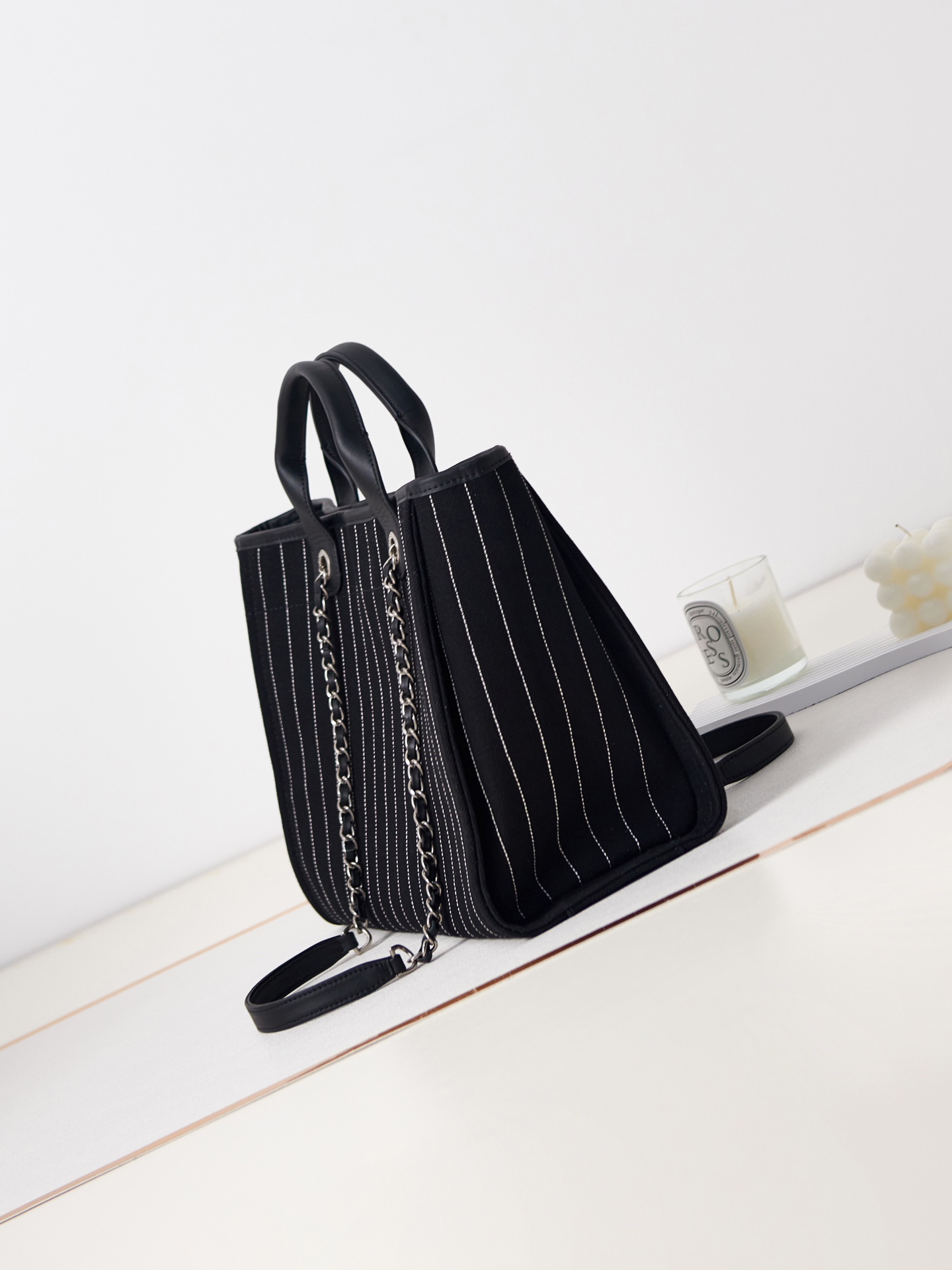 シャネルラージショッピングバッグ Cotton, Calfskin & Silver-Tone Metal ブラック、ホワイト A66941 B10404 NN102 詳細画像 2