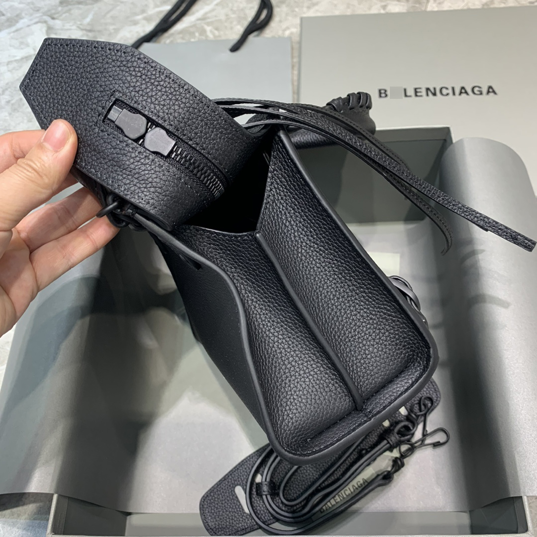バレンシアガブラックグレインカーフスキン、ブラックサテンネイトマットハンドルバッグ 69806715Y471000 詳細画像 2