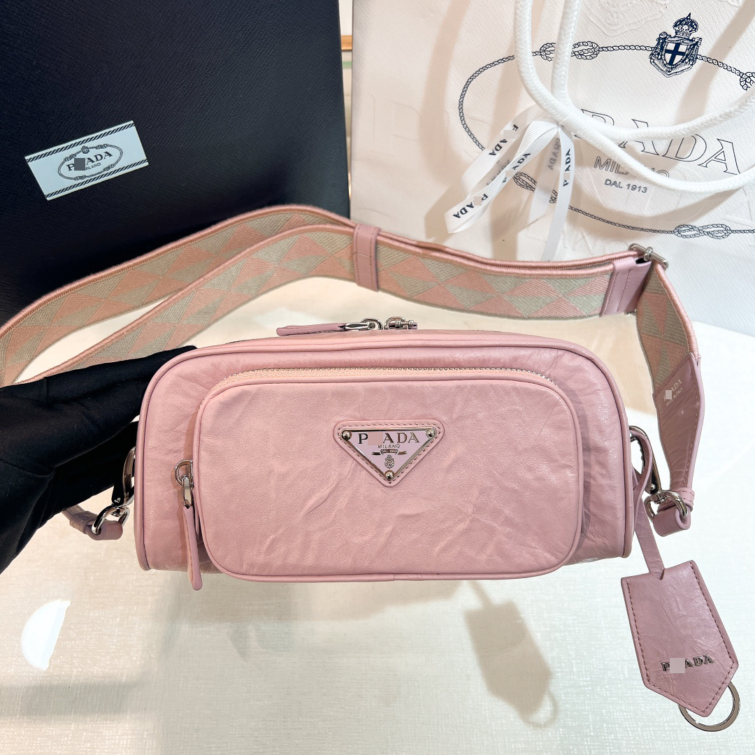 プラダナパアンティークレザーマルチポケットショルダーバッグ カラー：アラバスターピンク 1BH198_UVL_F0E18_V_4OO 詳細画像 1