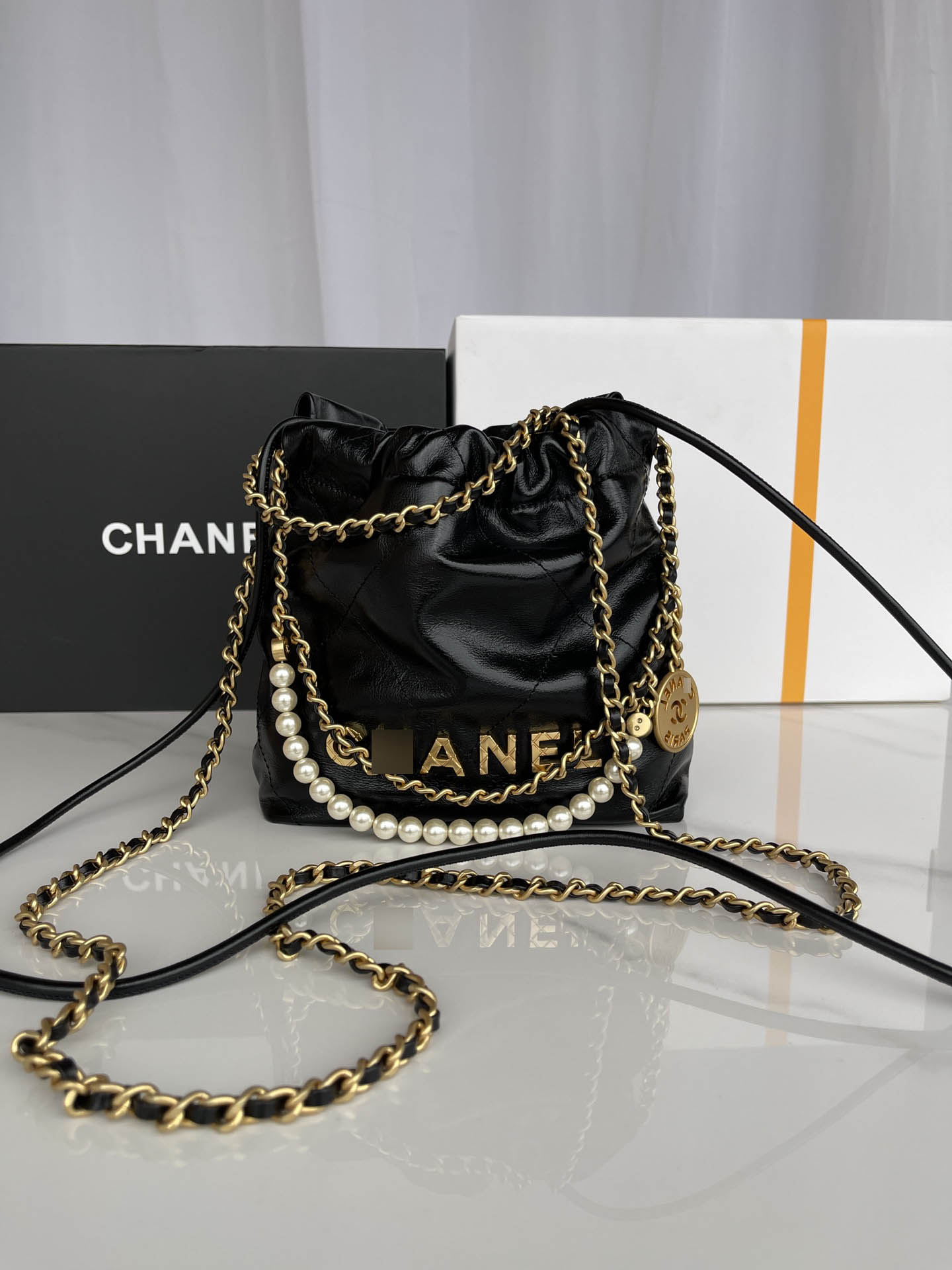シャネル22ミニハンダバーShiny Crumpled Calfskin, Crystal Pearls & Gold-Tone Metal ブラック AS3980 B10672 94305 詳細画像 1