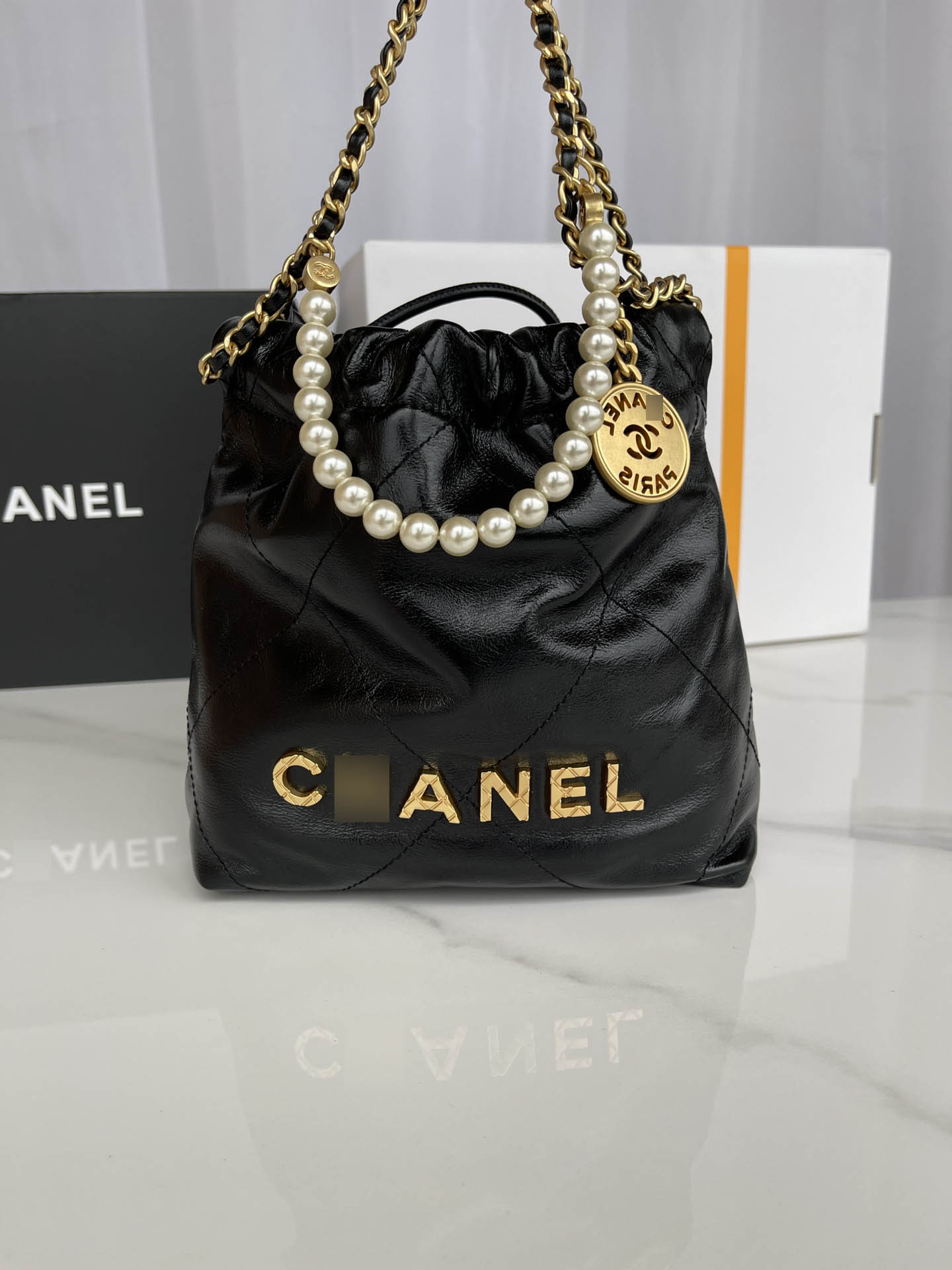 シャネル22ミニハンダバーShiny Crumpled Calfskin, Crystal Pearls & Gold-Tone Metal ブラック AS3980 B10672 94305 詳細画像 2