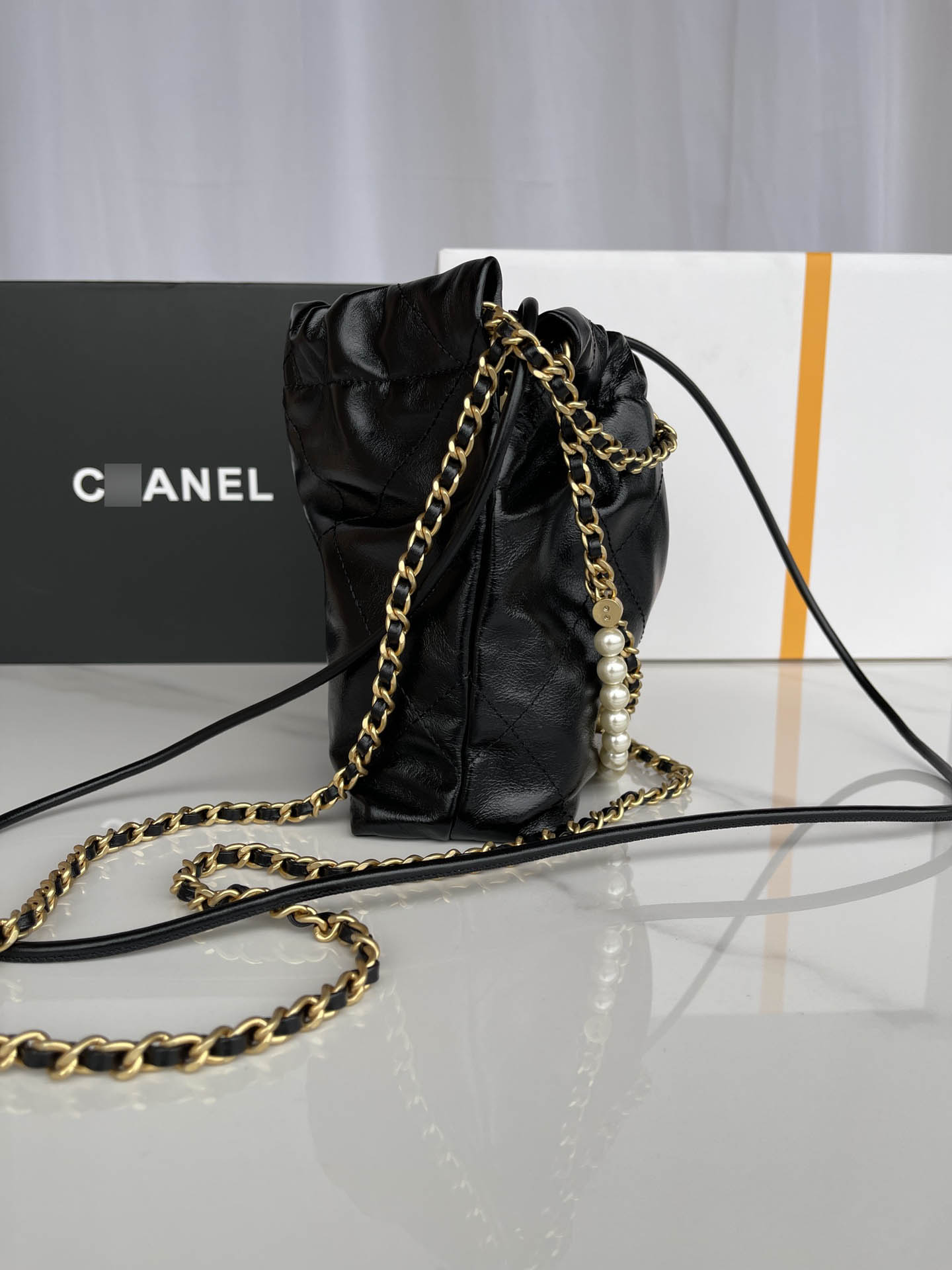 シャネル22ミニハンダバーShiny Crumpled Calfskin, Crystal Pearls & Gold-Tone Metal ブラック AS3980 B10672 94305 詳細画像 3