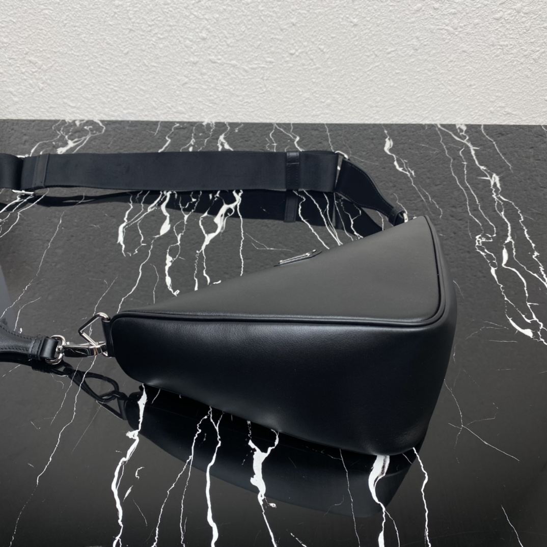 プラダトライアングルレザーバッグ カラー：ブラック 2VH155_ASK_F0002_V_OLO 詳細画像 3