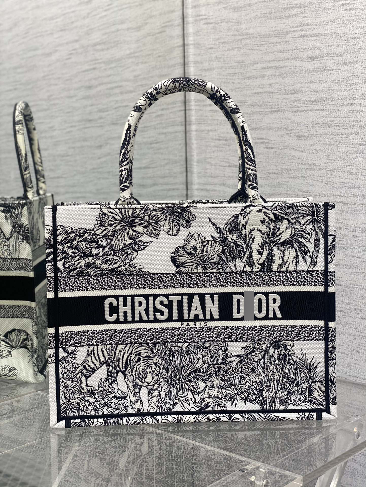 BOOK TOTE ミディアムバッグ ホワイト&ブラック Toile de Jouy Voyage刺繍 M1296ZEUP_M041 詳細画像 1