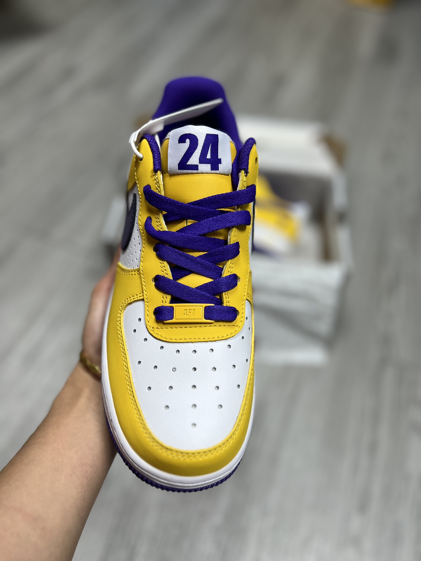 ナイキ x Kobe Bryant エアフォース1 ローレトロ QS FZ1151-100 詳細画像 2