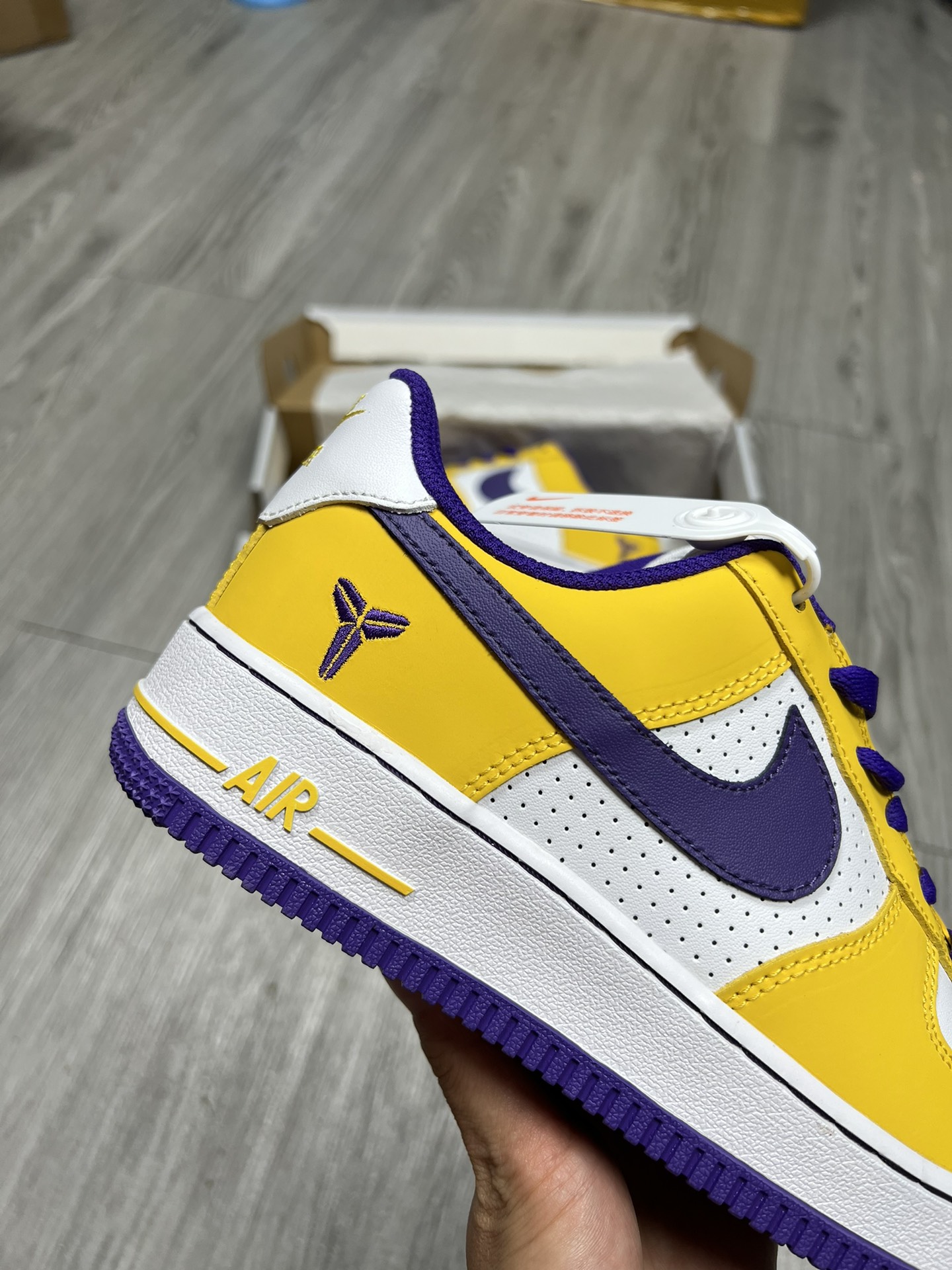 ナイキ x Kobe Bryant エアフォース1 ローレトロ QS FZ1151-100 詳細画像 3