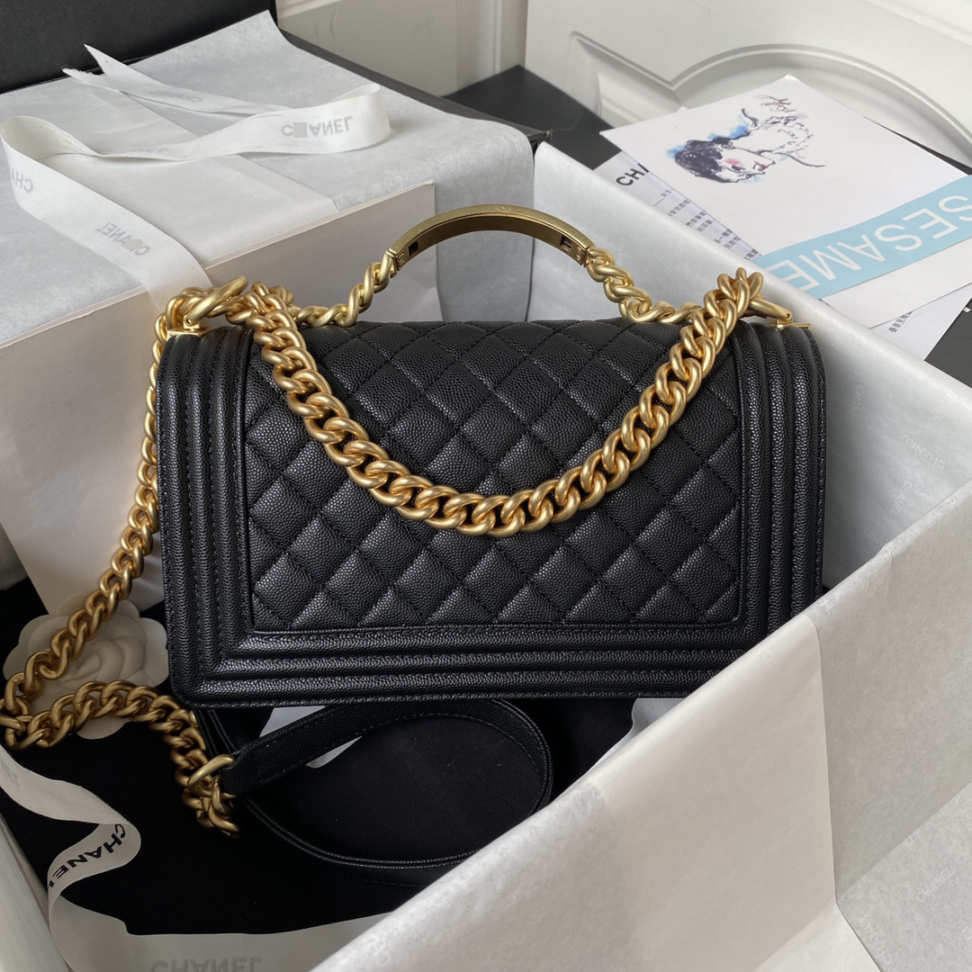 CHANEL BOY CHANEL FLAP BAG WITH HANDLES Glossy grained calfskin, gold metal black A94804 B13694 94305 詳細画像 3